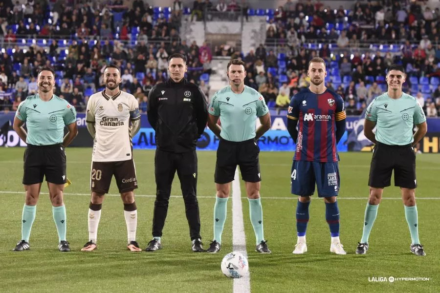Capitanes de Huesca y Las Palmas junto a Luis Bestard en el partido de la jornada 11. Foto: LaLiga