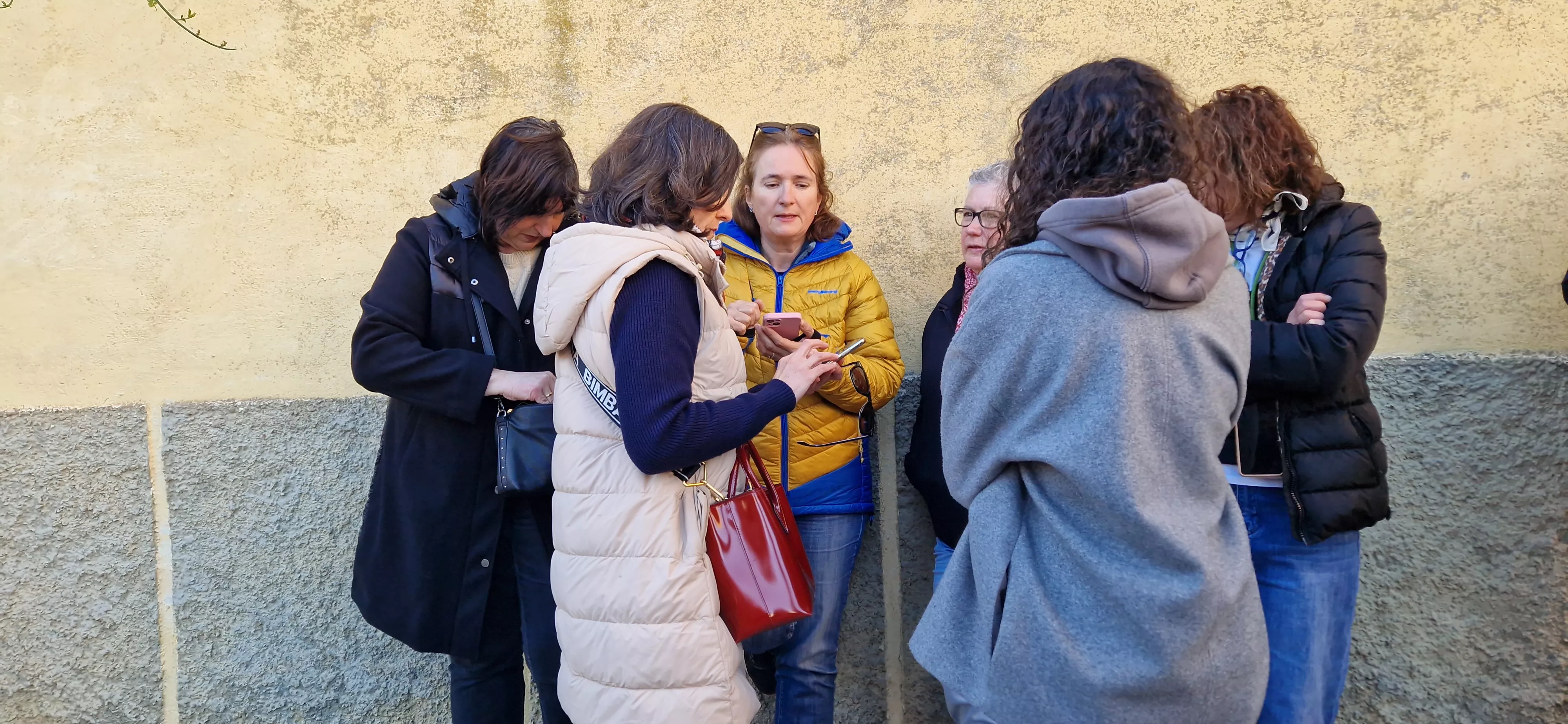 Concentración en Loporzano antes del pleno por la planta de biogás. Foto Myriam Martínez