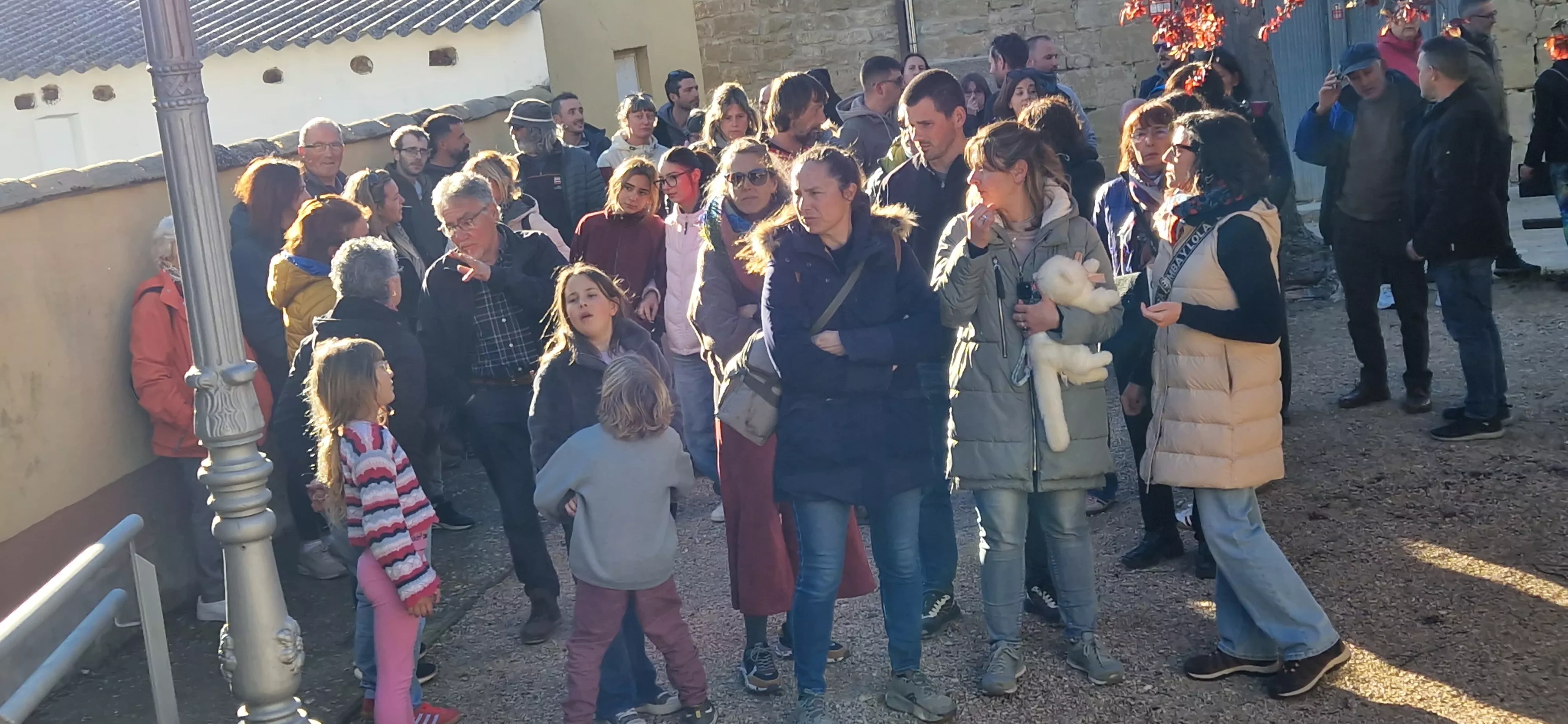 Concentración en Loporzano antes del pleno por la planta de biogás. Foto Myriam Martínez
