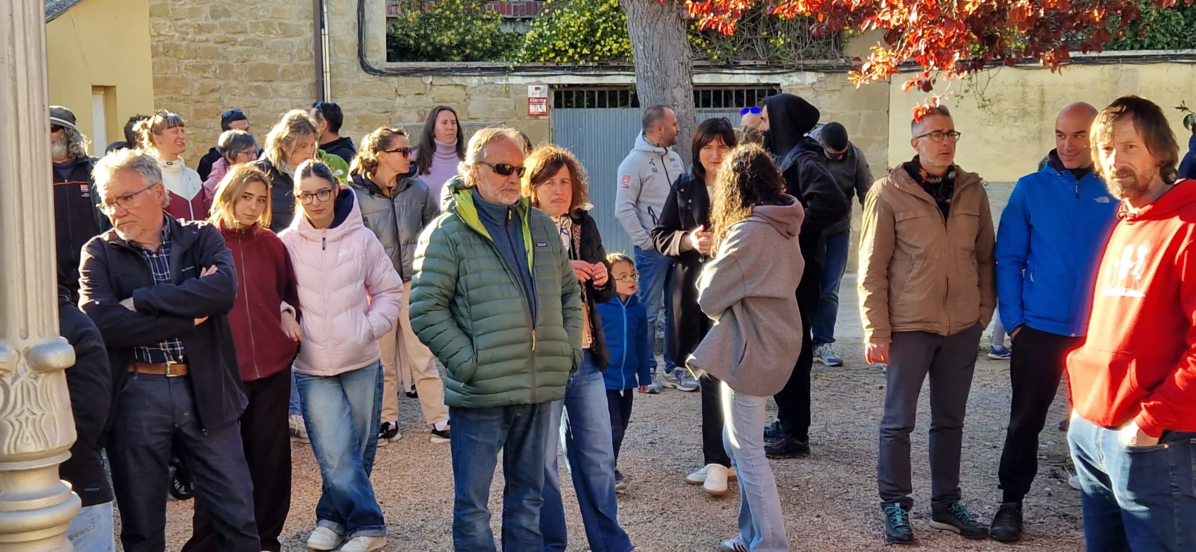 Concentración en Loporzano antes del pleno por la planta de biogás. Foto Myriam Martínez