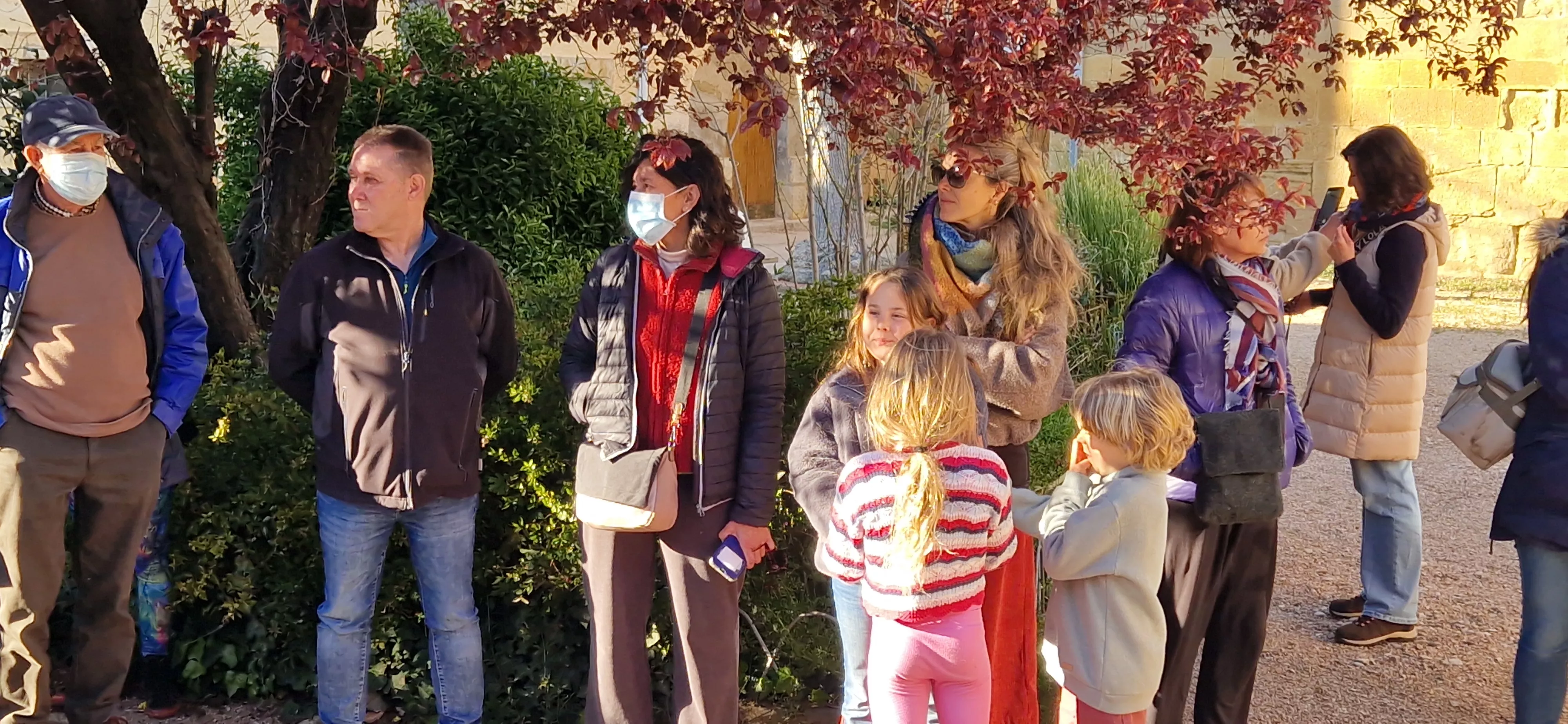 Concentración en Loporzano antes del pleno por la planta de biogás. Foto Myriam Martínez