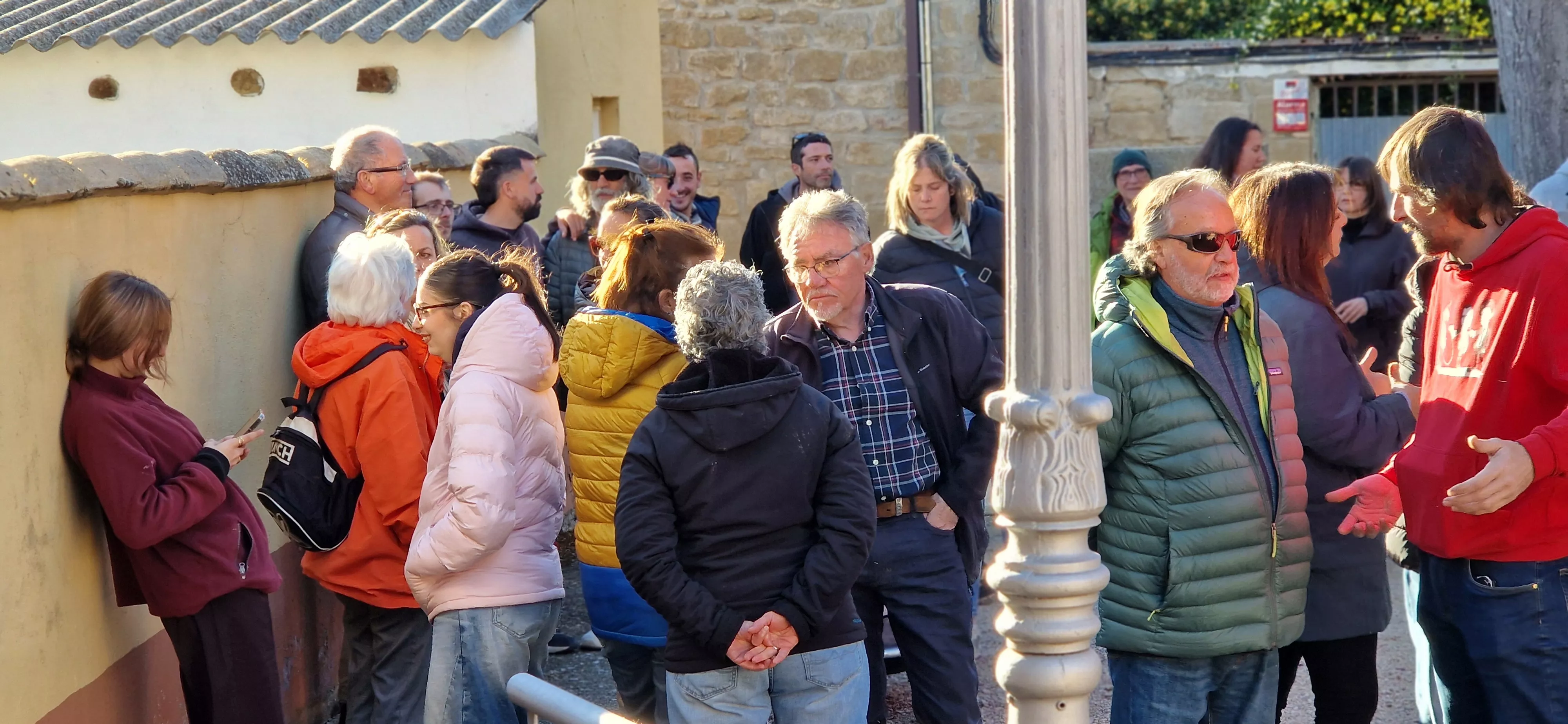 Concentración en Loporzano antes del pleno por la planta de biogás. Foto Myriam Martínez