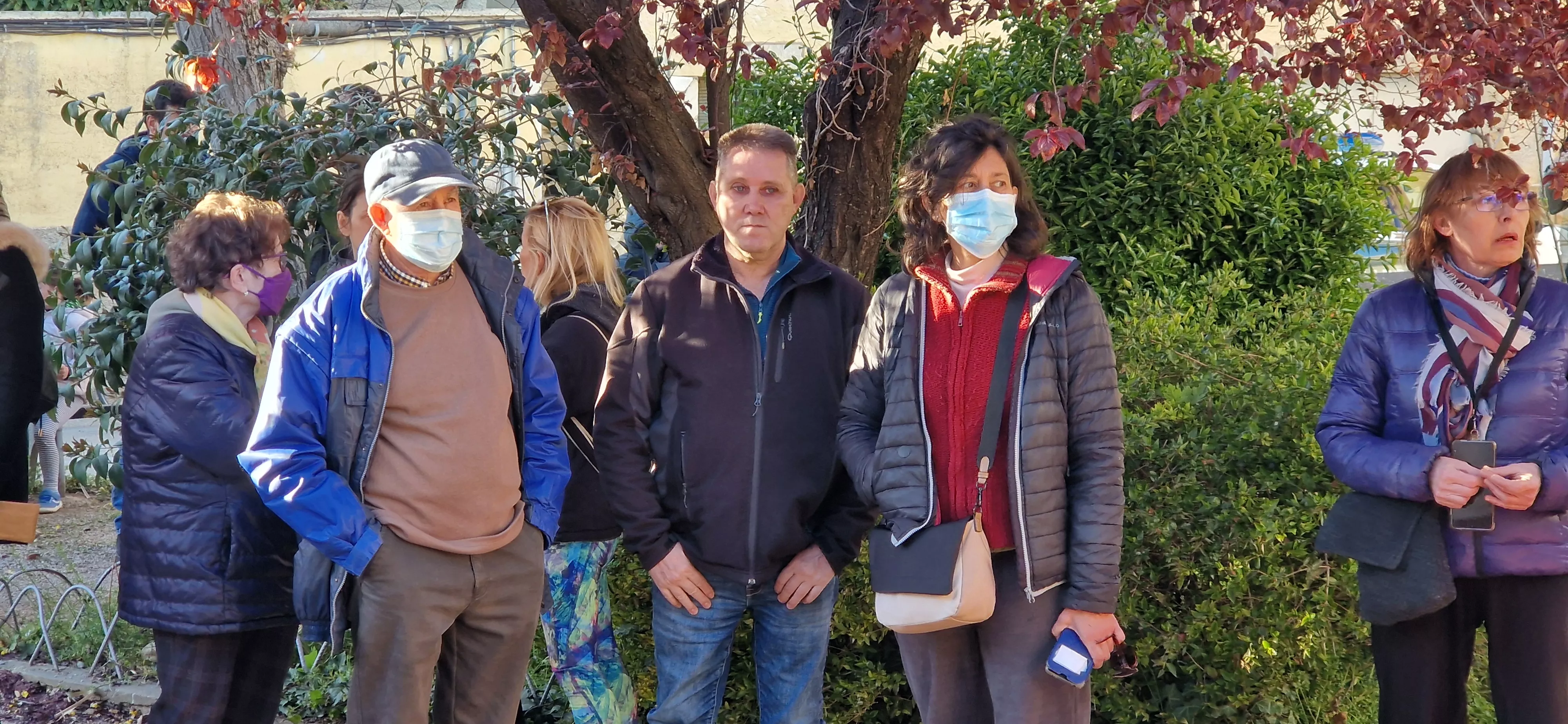 Concentración en Loporzano antes del pleno por la planta de biogás. Foto Myriam Martínez