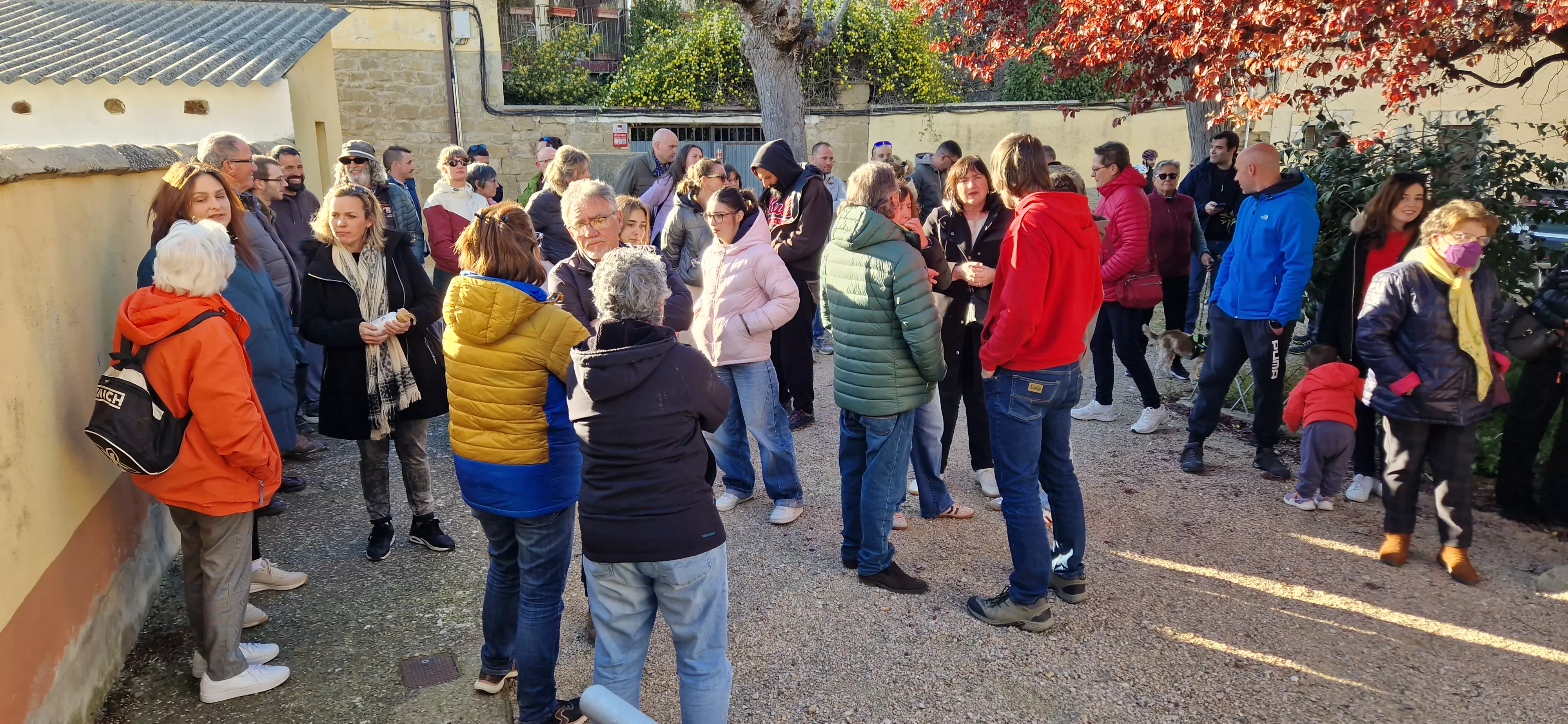 Concentración en Loporzano antes del pleno por la planta de biogás. Foto Myriam Martínez