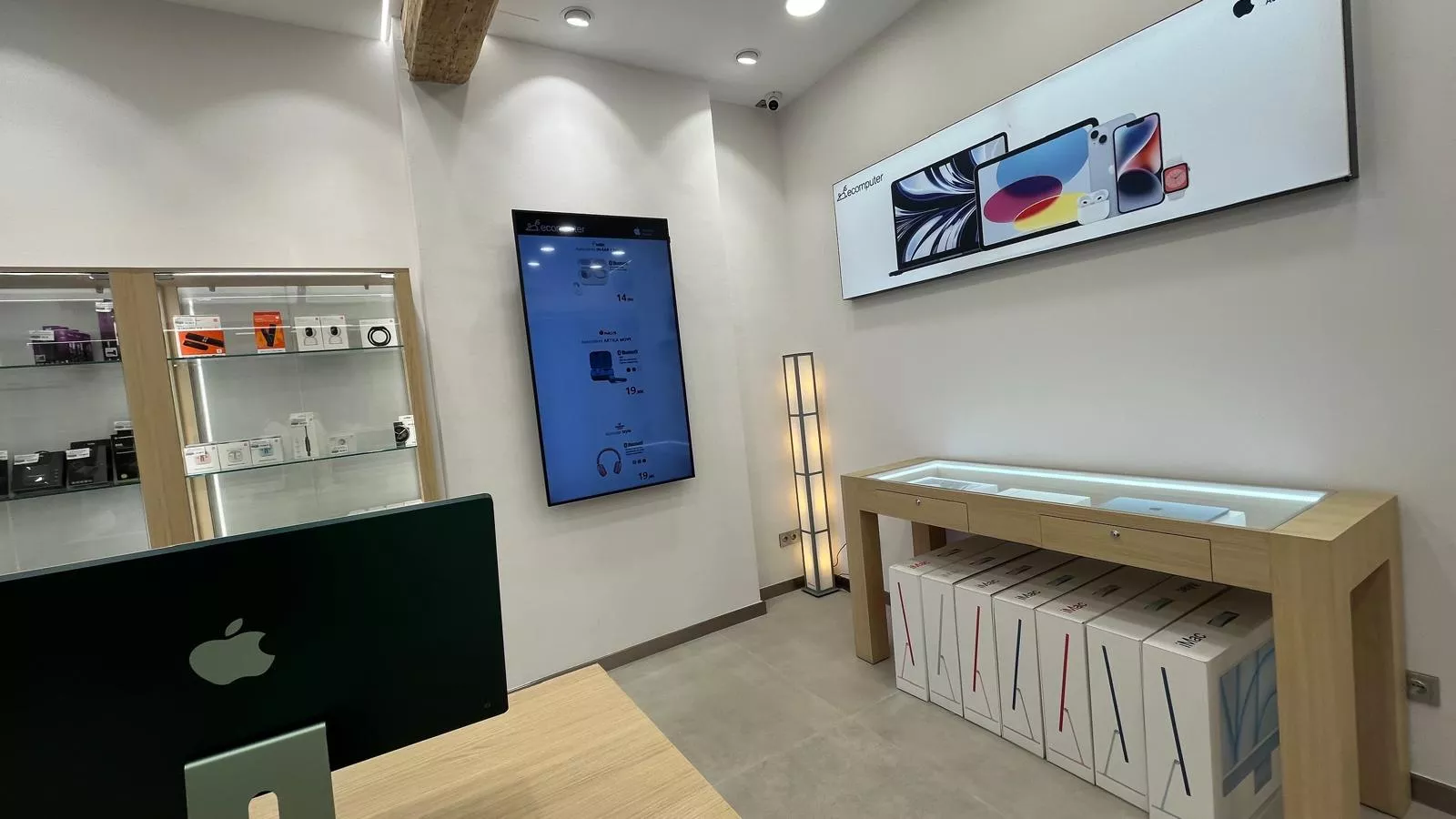 Nuevo establecimiento de Ecomputer en el Coso Bajo de Huesca. Foto Mercedes Manterola