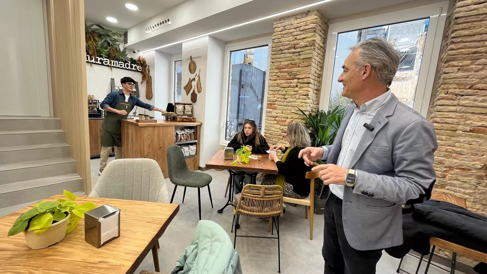 Nuevo establecimiento de Ecomputer en el Coso Bajo de Huesca. Foto Mercedes Manterola