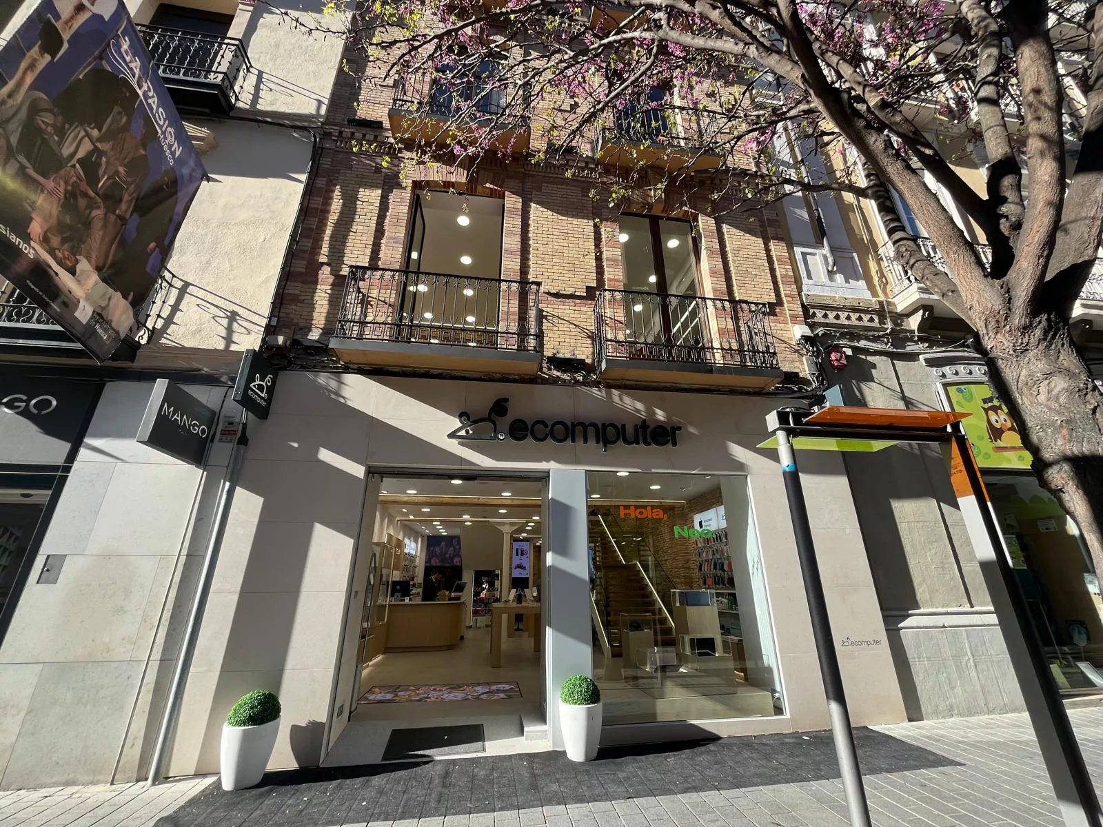 Nuevo establecimiento de Ecomputer en el Coso Bajo de Huesca. Foto Mercedes Manterola