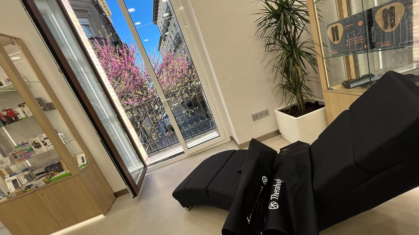 Nuevo establecimiento de Ecomputer en el Coso Bajo de Huesca. Foto Mercedes Manterola