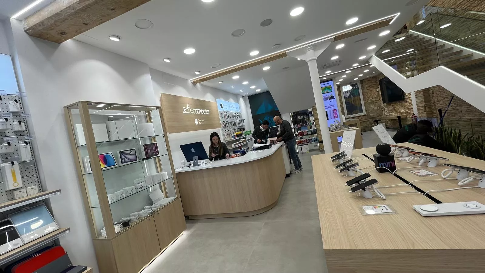 Nuevo establecimiento de Ecomputer en el Coso Bajo de Huesca. Foto Mercedes Manterola