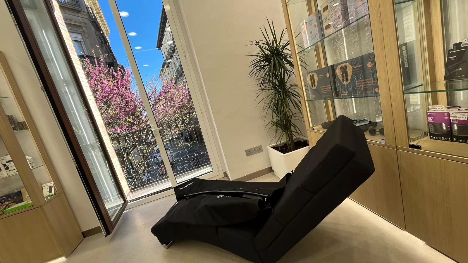 Nuevo establecimiento de Ecomputer en el Coso Bajo de Huesca. Foto Mercedes Manterola