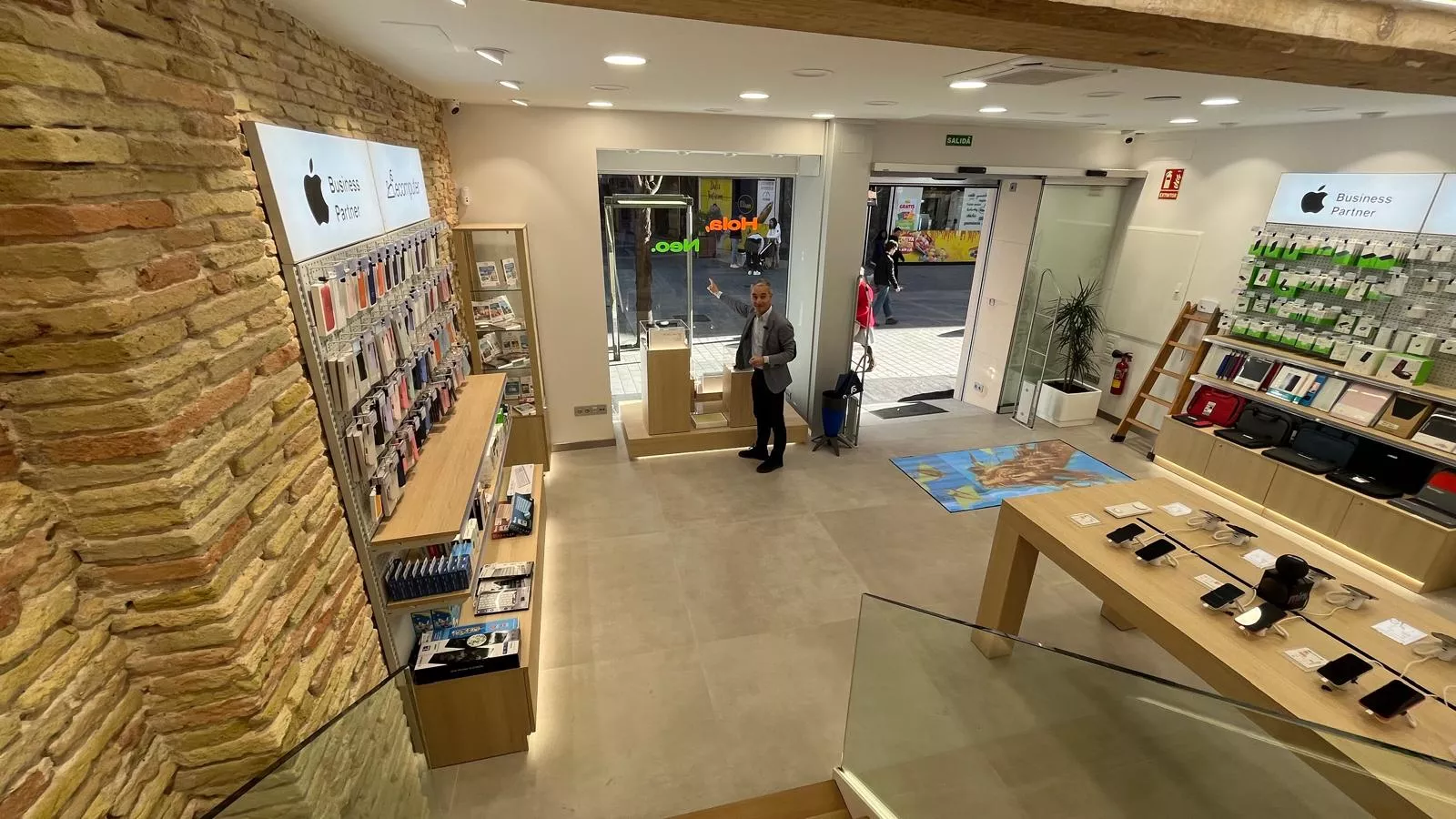 Nuevo establecimiento de Ecomputer en el Coso Bajo de Huesca. Foto Mercedes Manterola