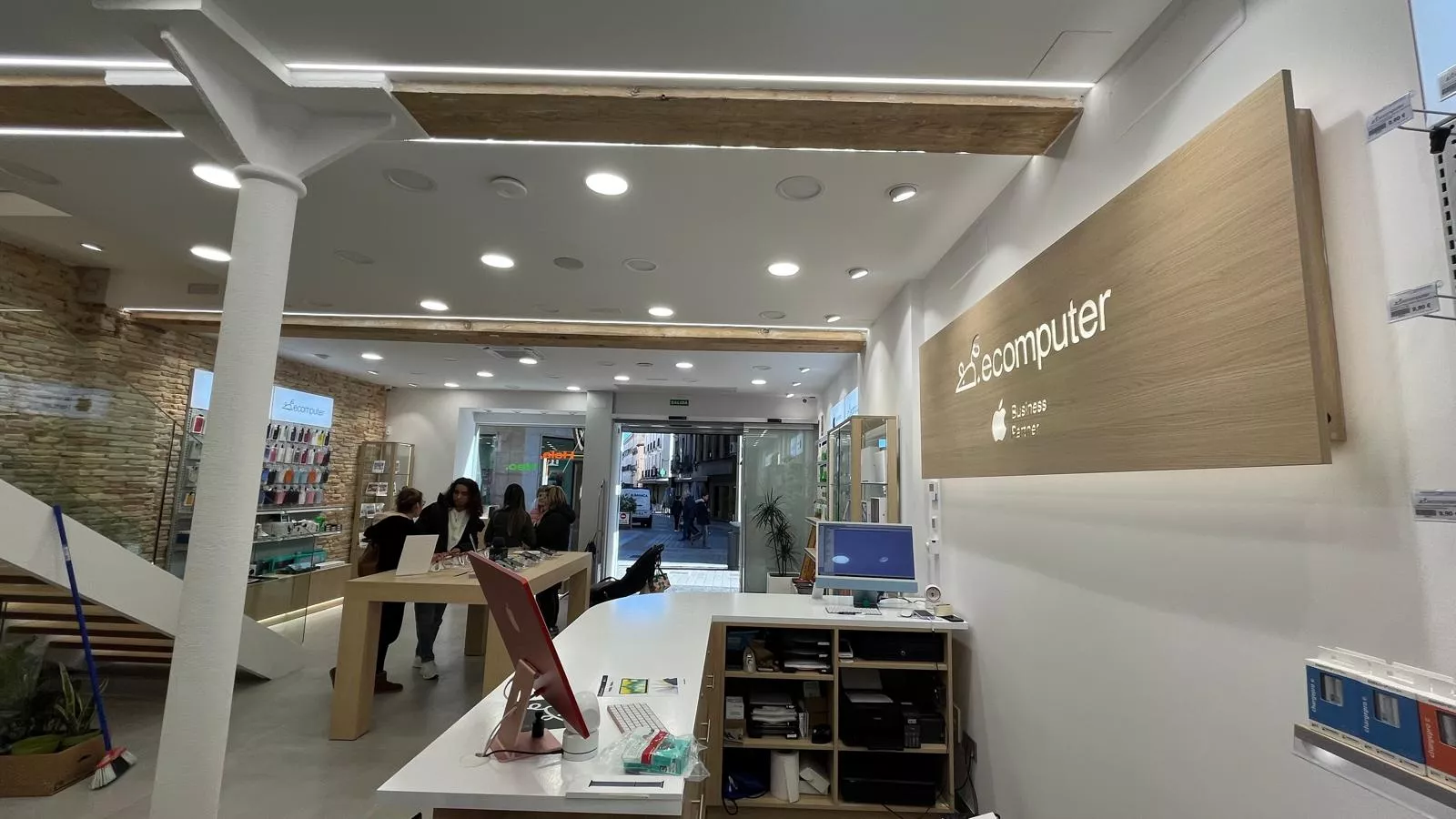 Nuevo establecimiento de Ecomputer en el Coso Bajo de Huesca. Foto Mercedes Manterola