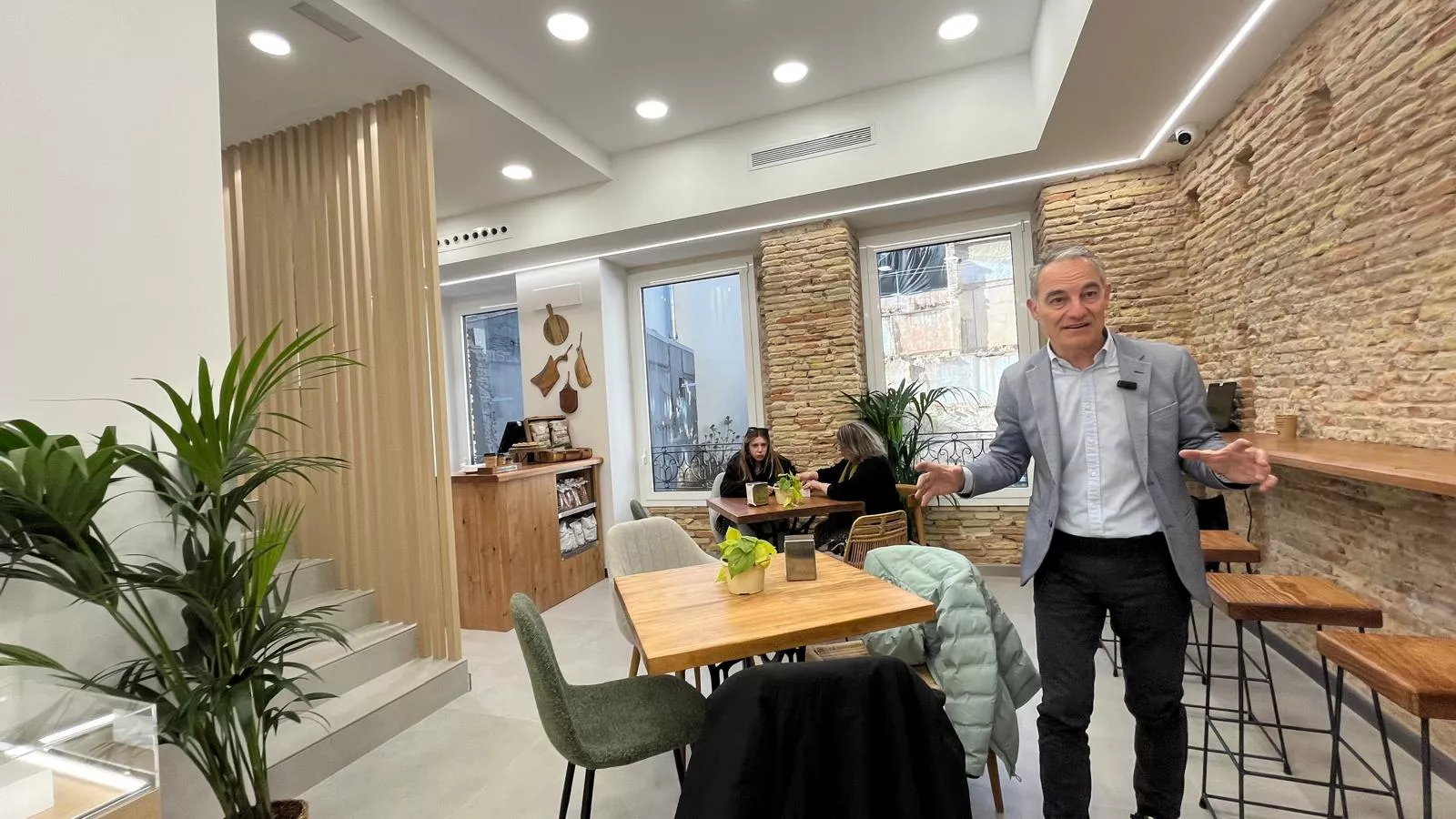 Nuevo establecimiento de Ecomputer en el Coso Bajo de Huesca. Foto Mercedes Manterola