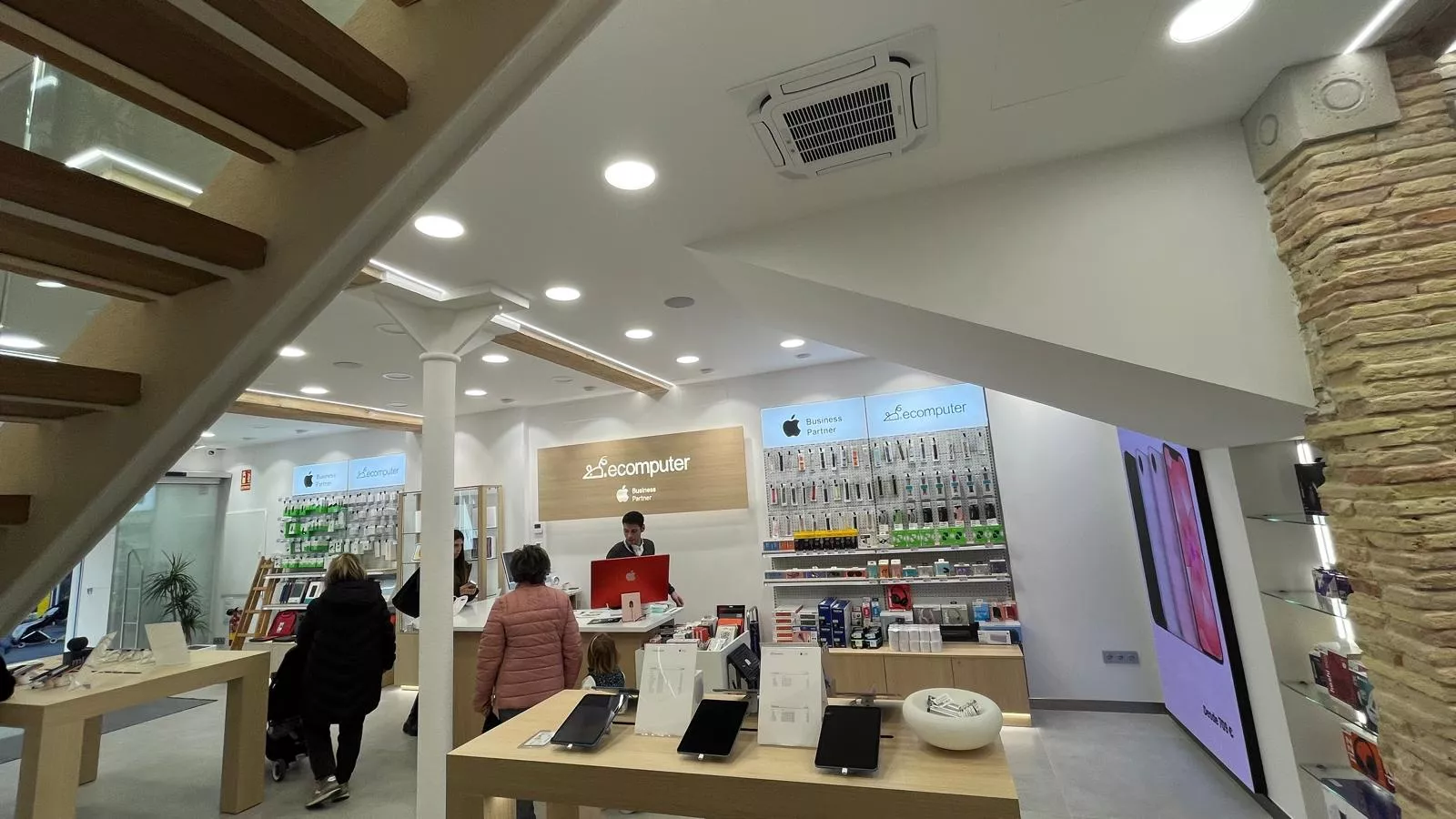 Nuevo establecimiento de Ecomputer en el Coso Bajo de Huesca. Foto Mercedes Manterola