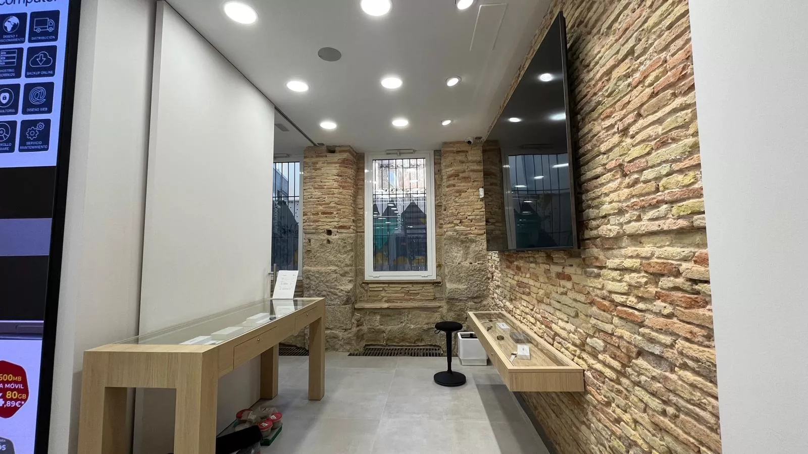 Nuevo establecimiento de Ecomputer en el Coso Bajo de Huesca. Foto Mercedes Manterola