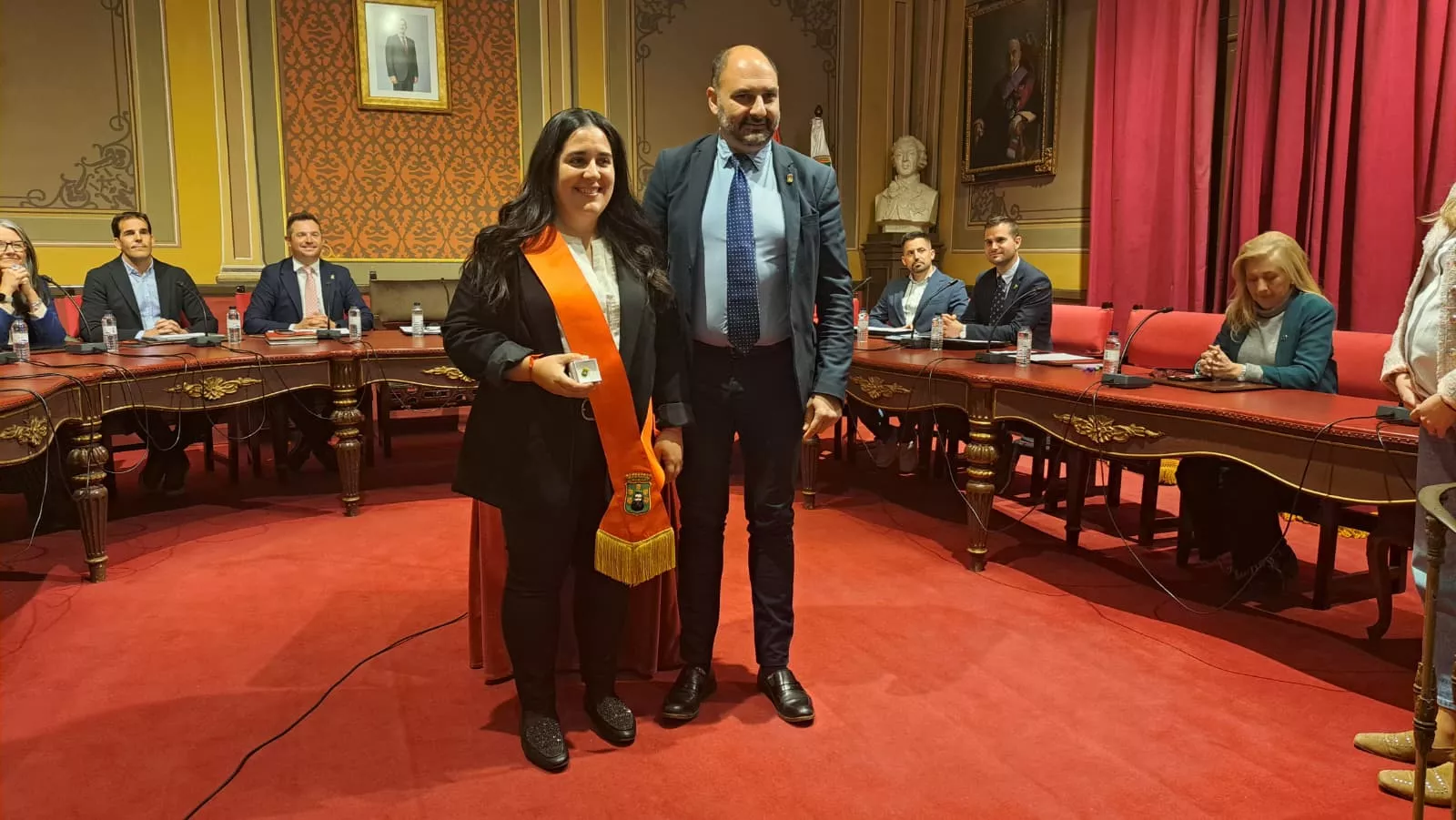 La nueva concejala, Elena Olivera Piniés, tras tomar posesión de su cargo, junto al alcalde de Barbastro, Fernando Torres.