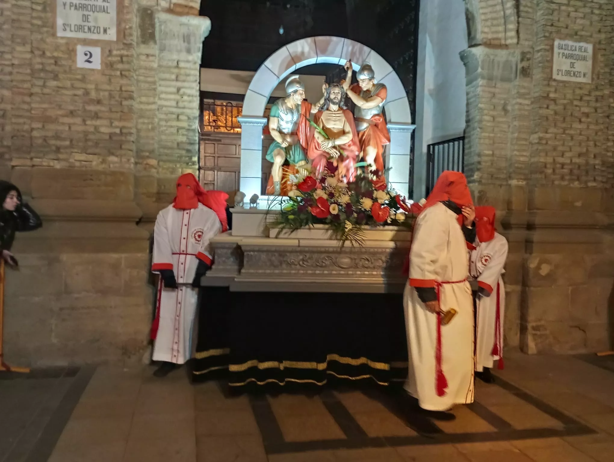 La Coronación de Espinas sale de la Basílica de San Lorenzo con la Cofradía de la Preciosísima Sangre. Foto Carlos Jalle