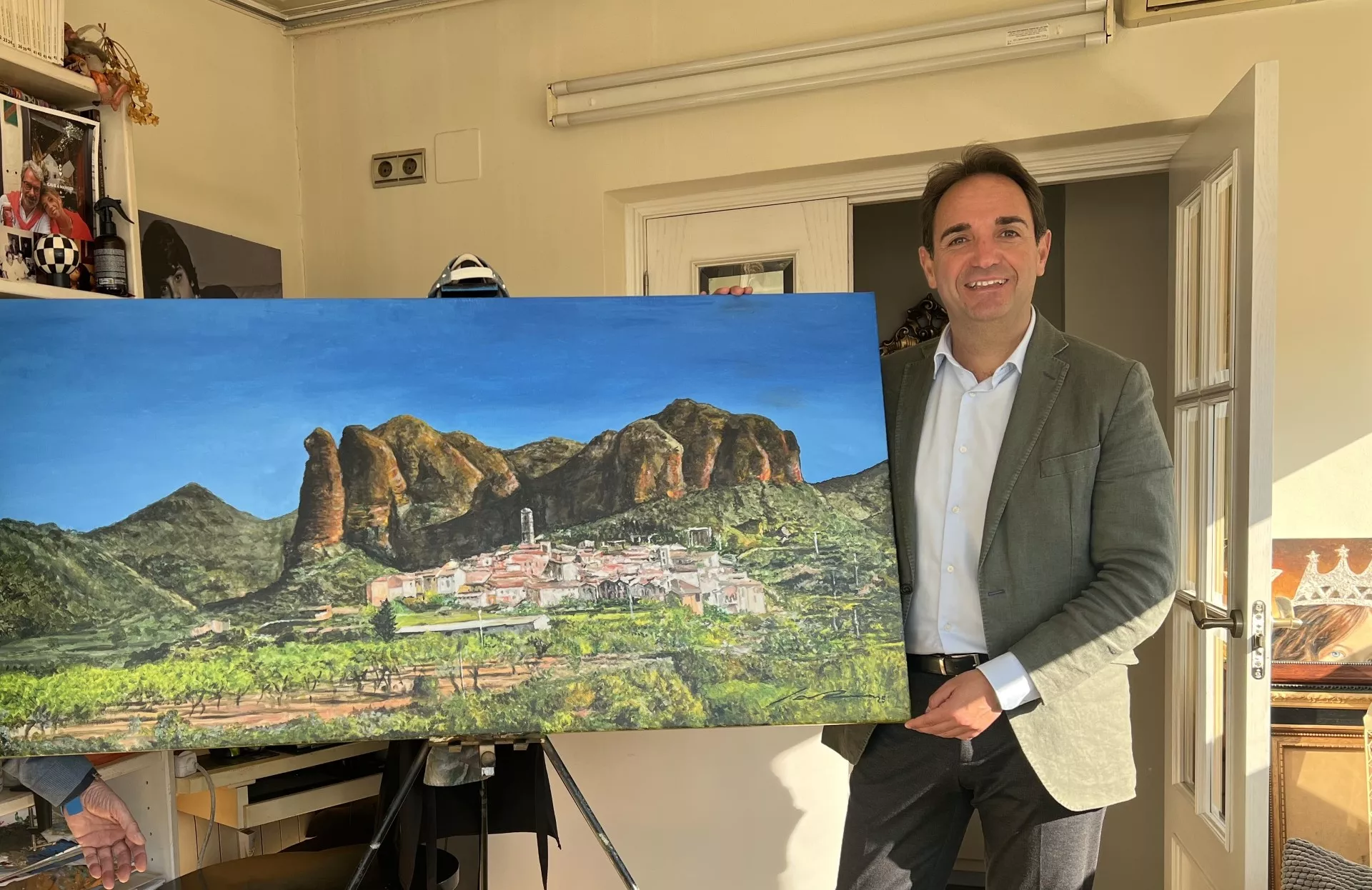 Antonio Sangó, director de ESIC Aragón, con un cuadro de su Agüero de origen
