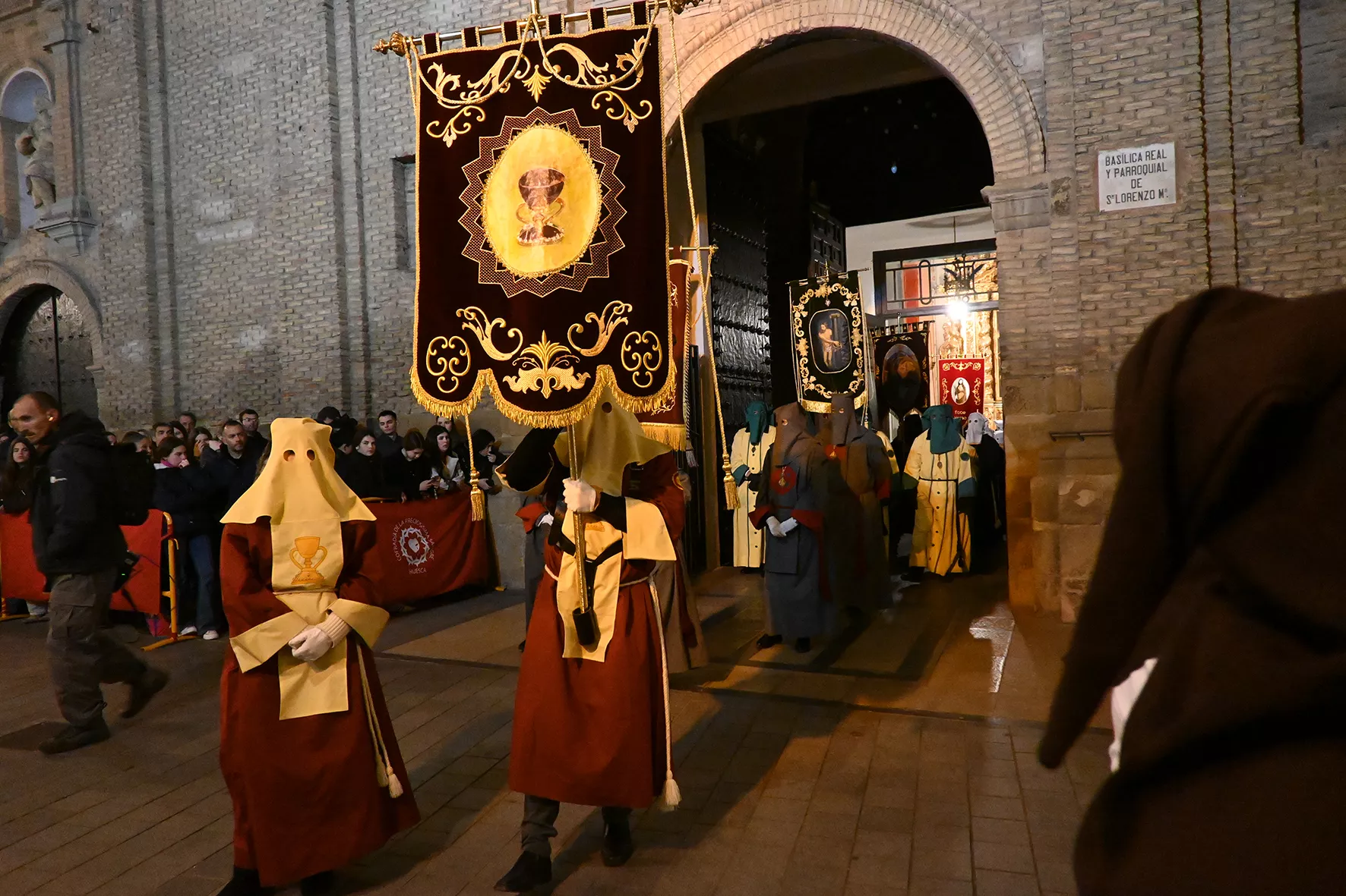 Procesión de la Coronación de Espinas por la Cofradía de la Preciosísima Sangre. Foto Carlos Jalle