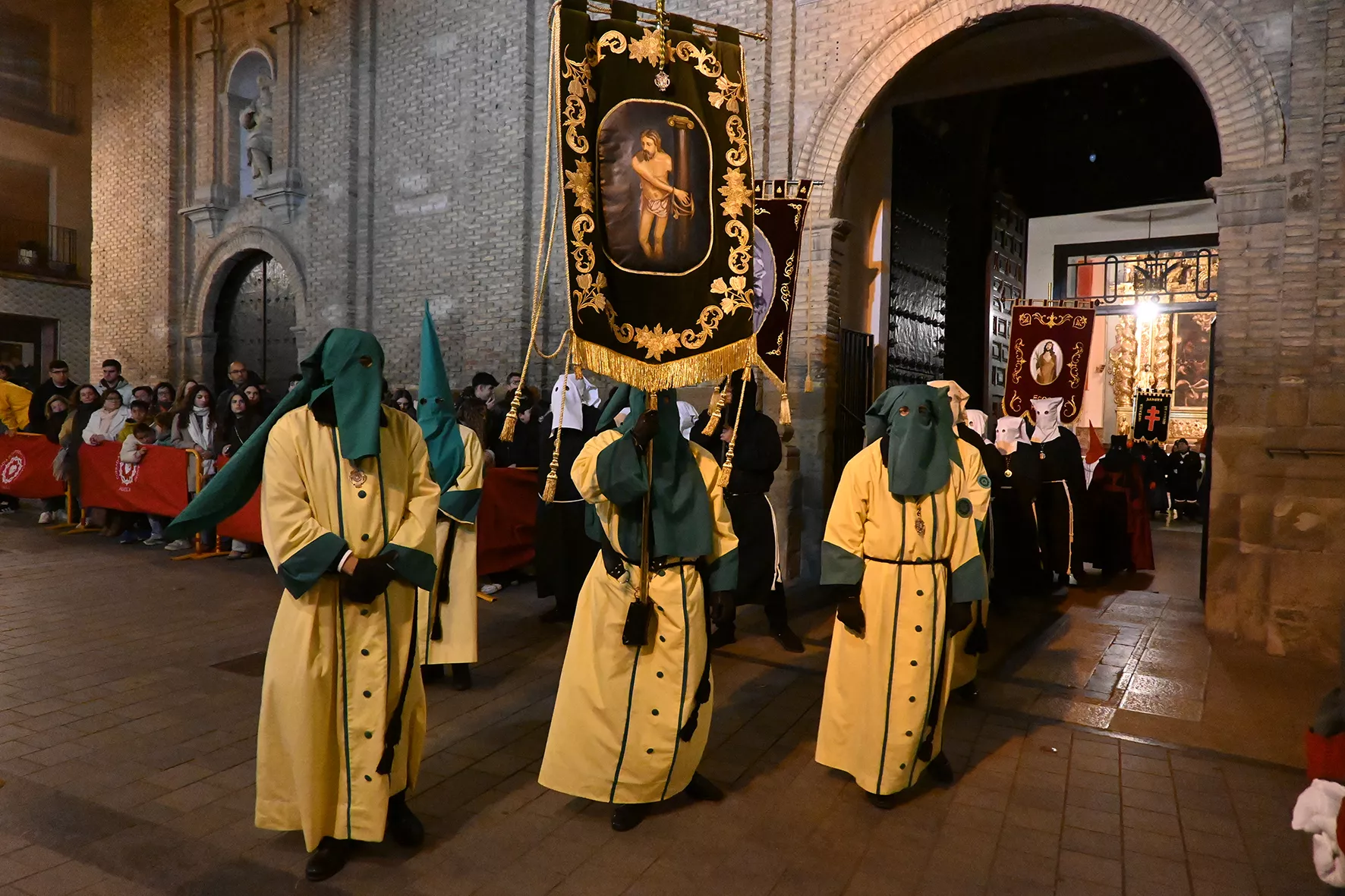 Procesión de la Coronación de Espinas por la Cofradía de la Preciosísima Sangre. Foto Carlos Jalle
