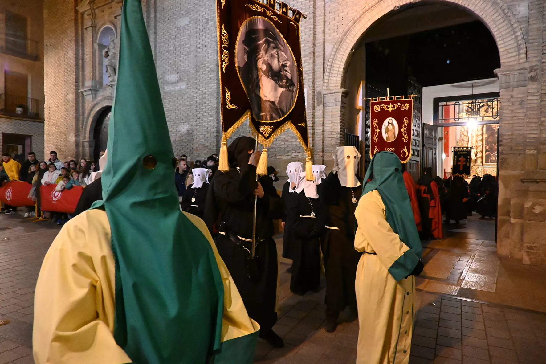 Procesión de la Coronación de Espinas por la Cofradía de la Preciosísima Sangre. Foto Carlos Jalle