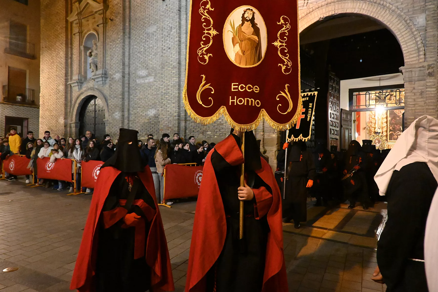Procesión de la Coronación de Espinas por la Cofradía de la Preciosísima Sangre. Foto Carlos Jalle