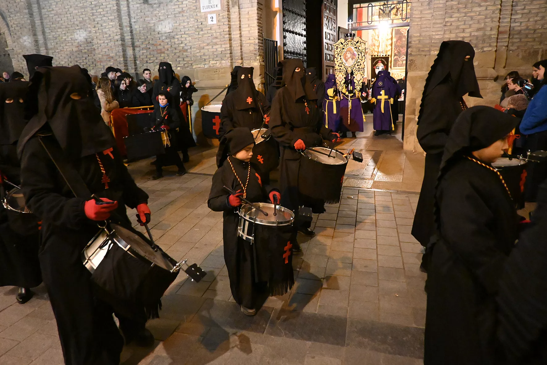 Procesión de la Coronación de Espinas por la Cofradía de la Preciosísima Sangre. Foto Carlos Jalle