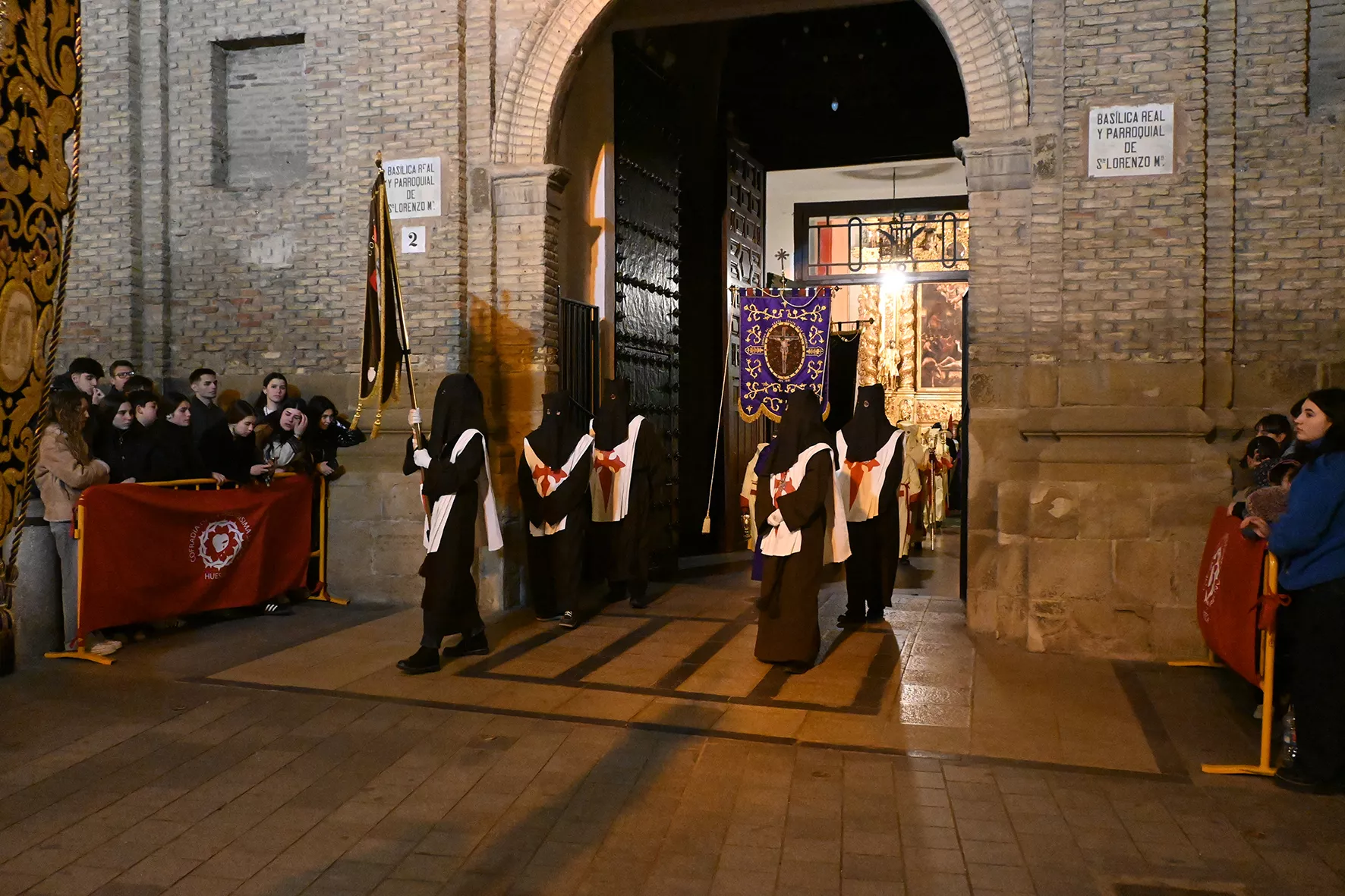 Procesión de la Coronación de Espinas por la Cofradía de la Preciosísima Sangre. Foto Carlos Jalle