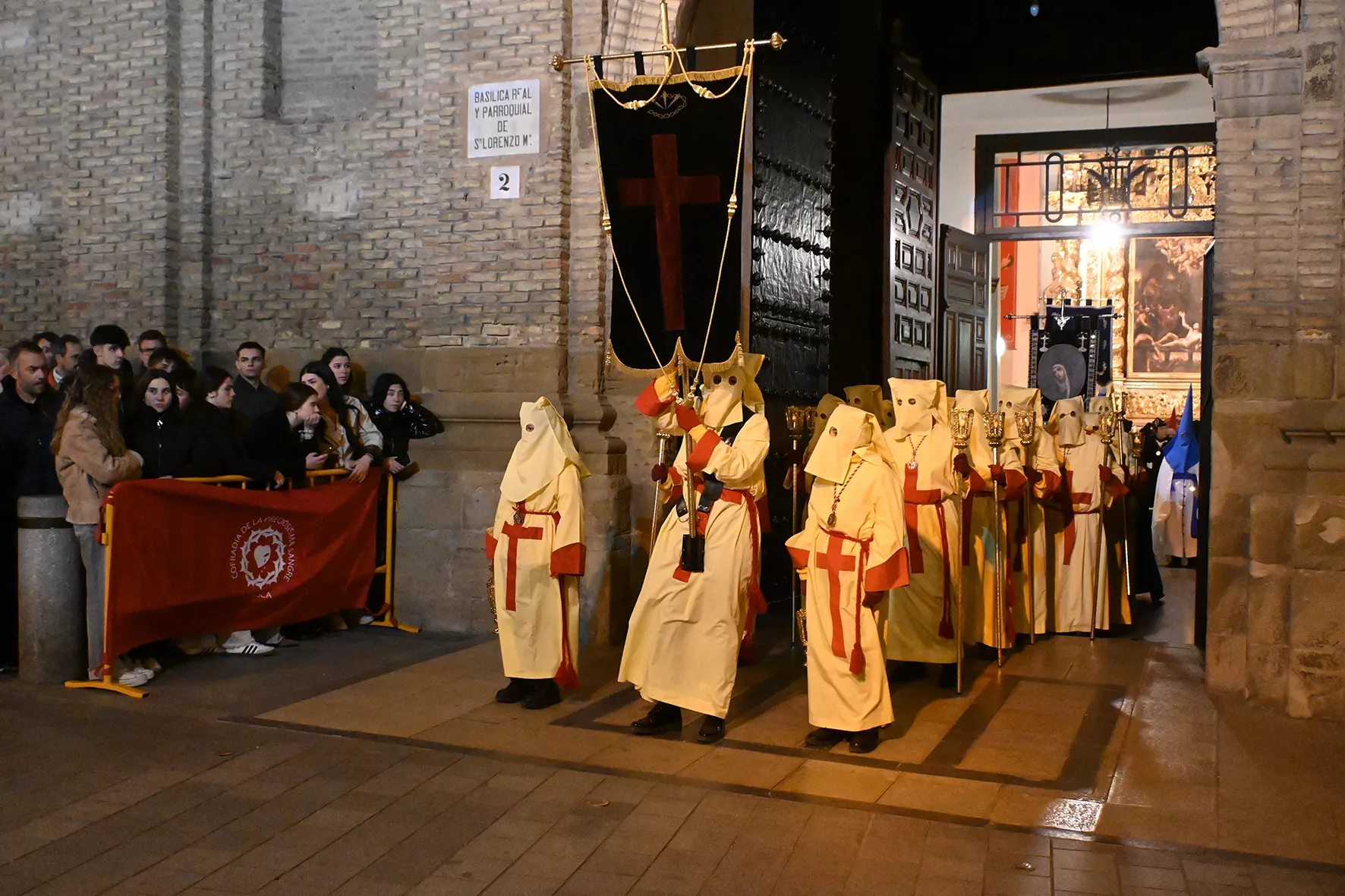 Procesión de la Coronación de Espinas por la Cofradía de la Preciosísima Sangre. Foto Carlos Jalle