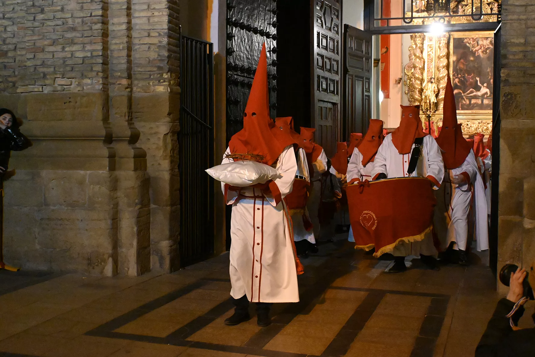 Procesión de la Coronación de Espinas por la Cofradía de la Preciosísima Sangre. Foto Carlos Jalle