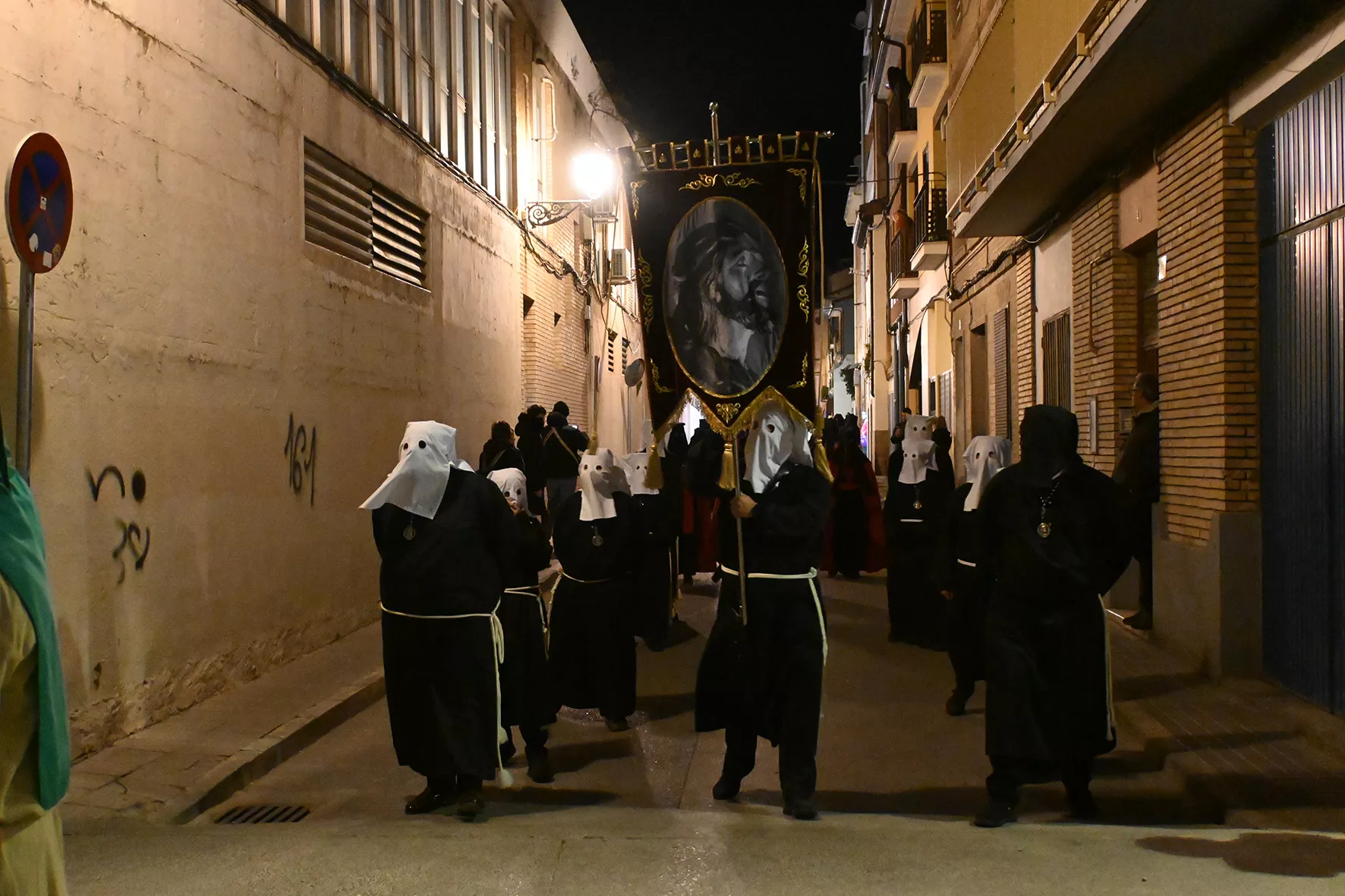 Procesión de la Coronación de Espinas por la Cofradía de la Preciosísima Sangre. Foto Carlos Jalle