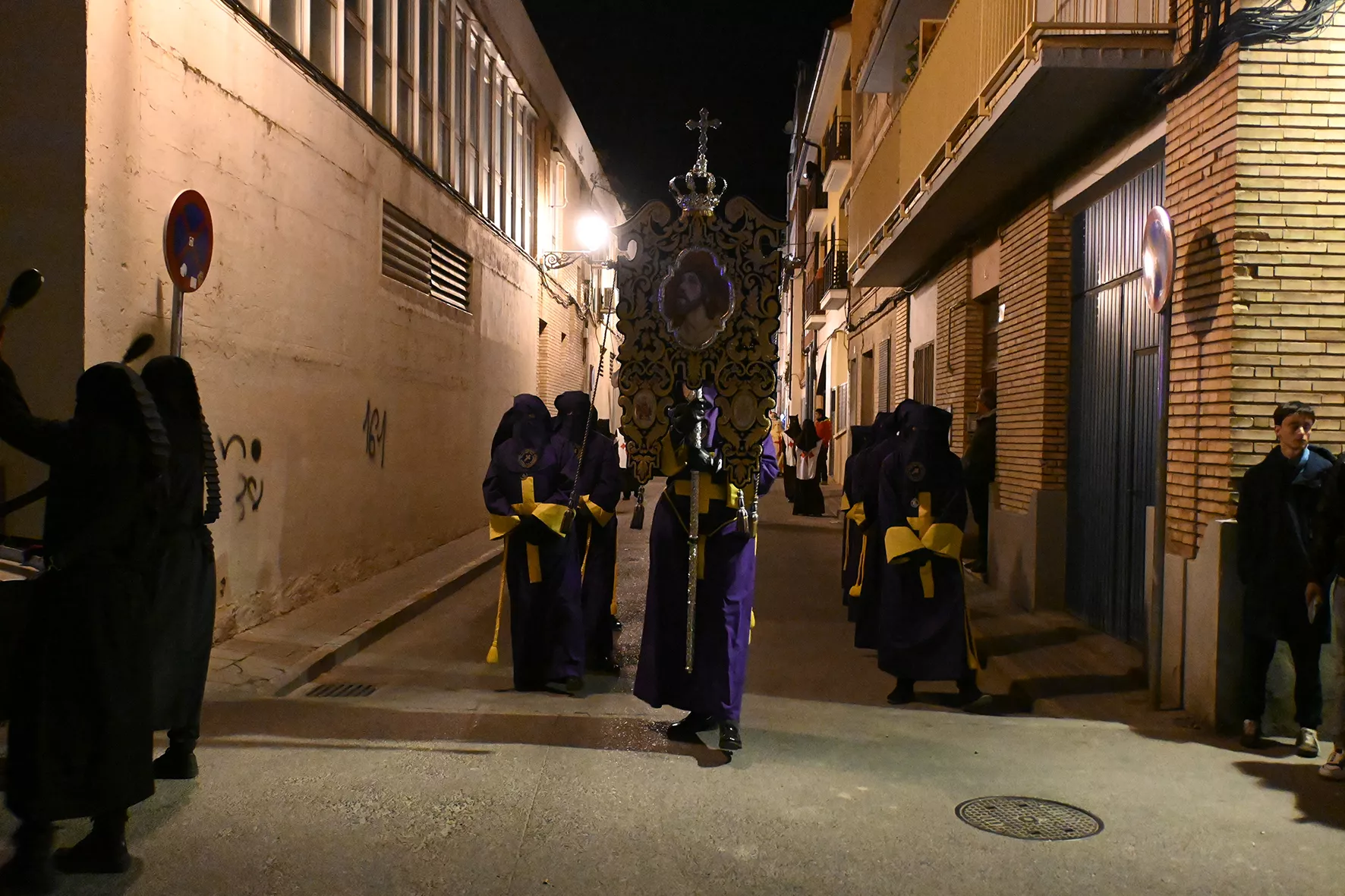 Procesión de la Coronación de Espinas por la Cofradía de la Preciosísima Sangre. Foto Carlos Jalle