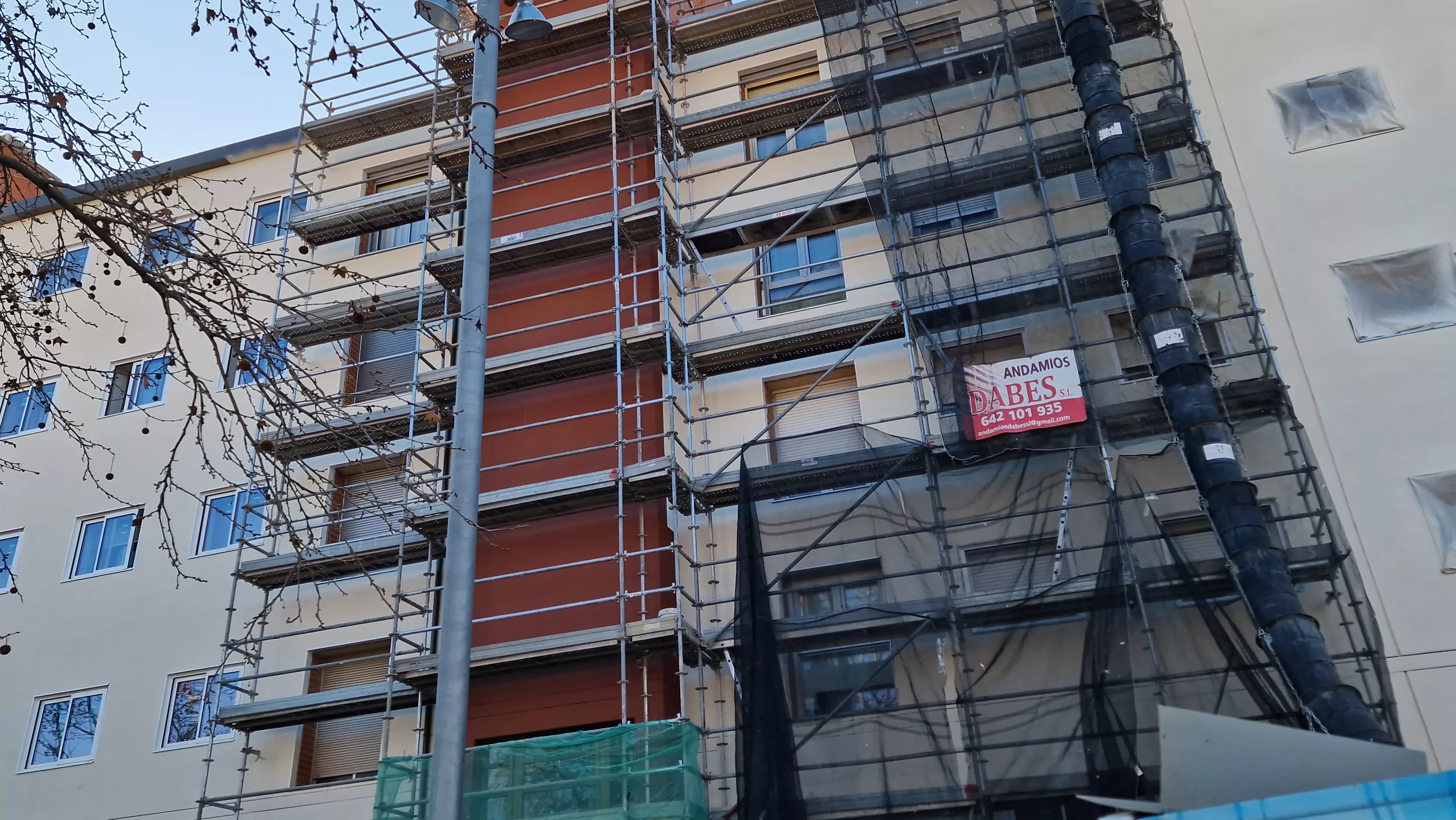 Actuación en el bloque III de “Estrecho Quinto” de Huesca. Foto Myriam Martínez