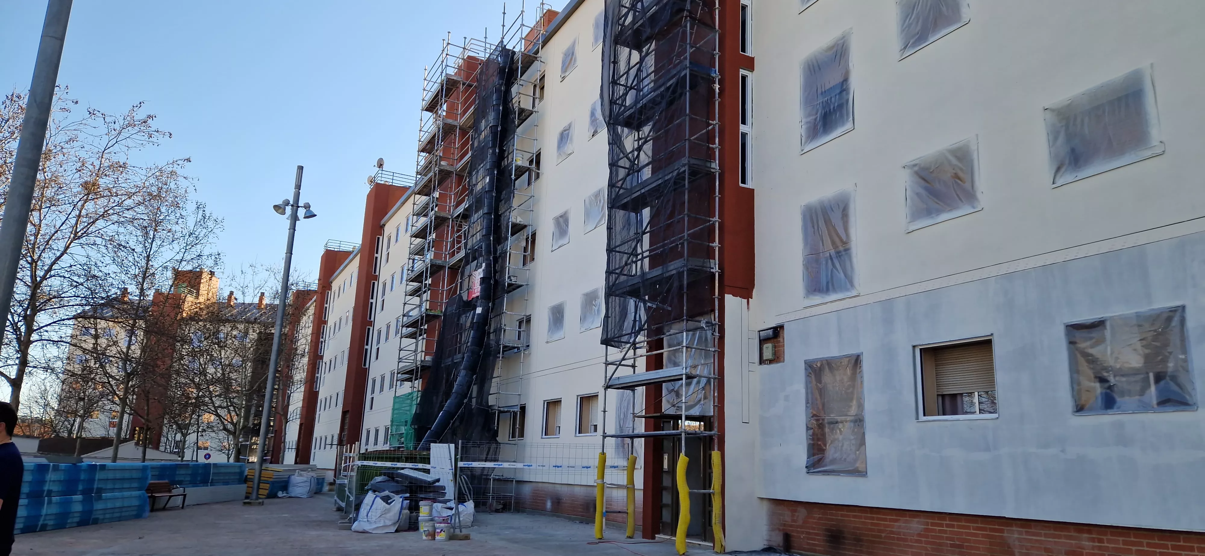 Actuación en el bloque III de “Estrecho Quinto” de Huesca. Foto Myriam Martínez