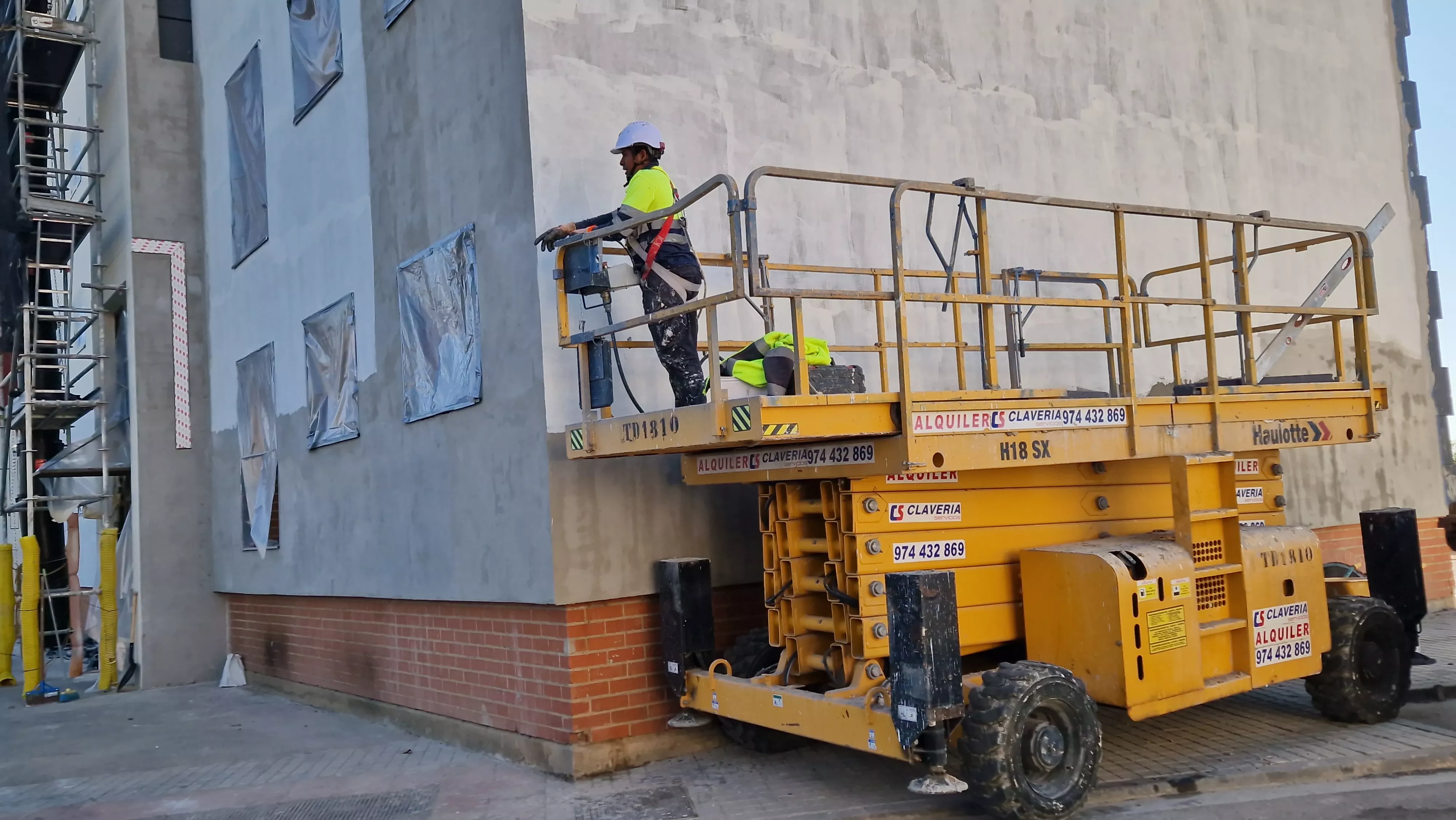 Actuación en el bloque III de “Estrecho Quinto” de Huesca. Foto Myriam Martínez