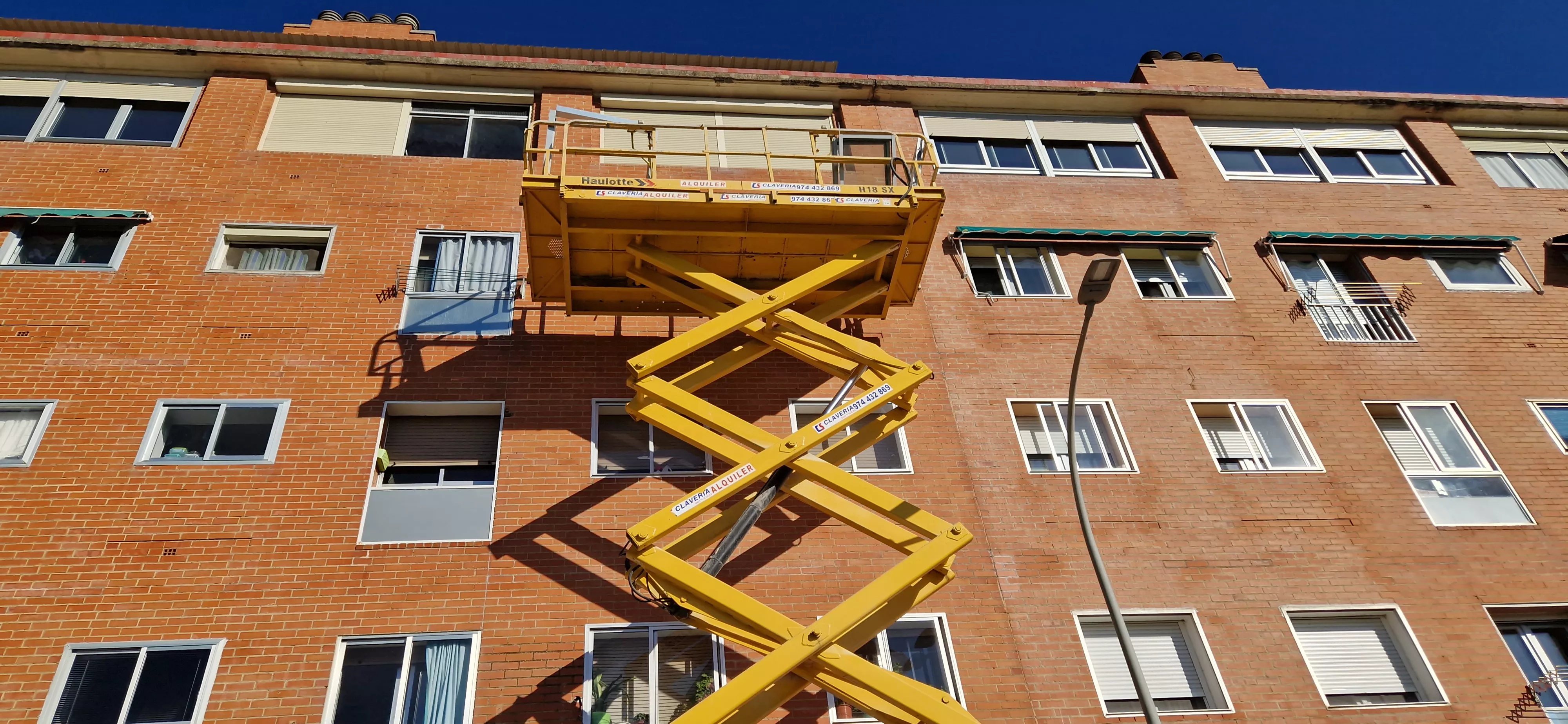 Actuación en el bloque III de “Estrecho Quinto” de Huesca. Foto Myriam Martínez