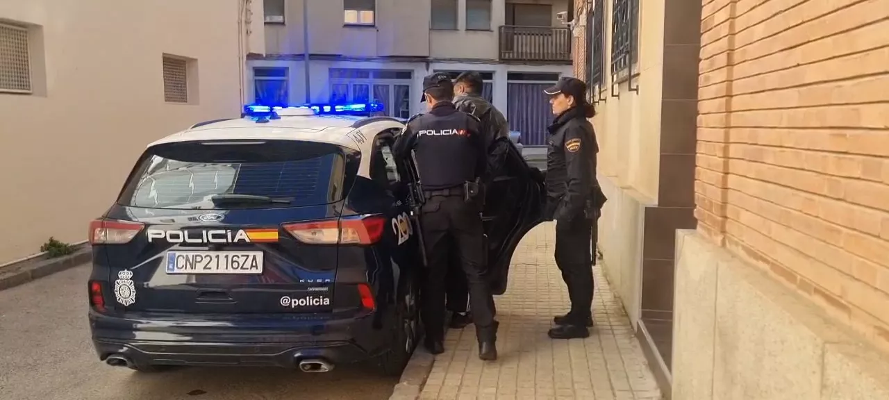 La Policía Nacional detiene en Jaca al conductor de una furgoneta que transportaba once inmigrantes en situación irregular.