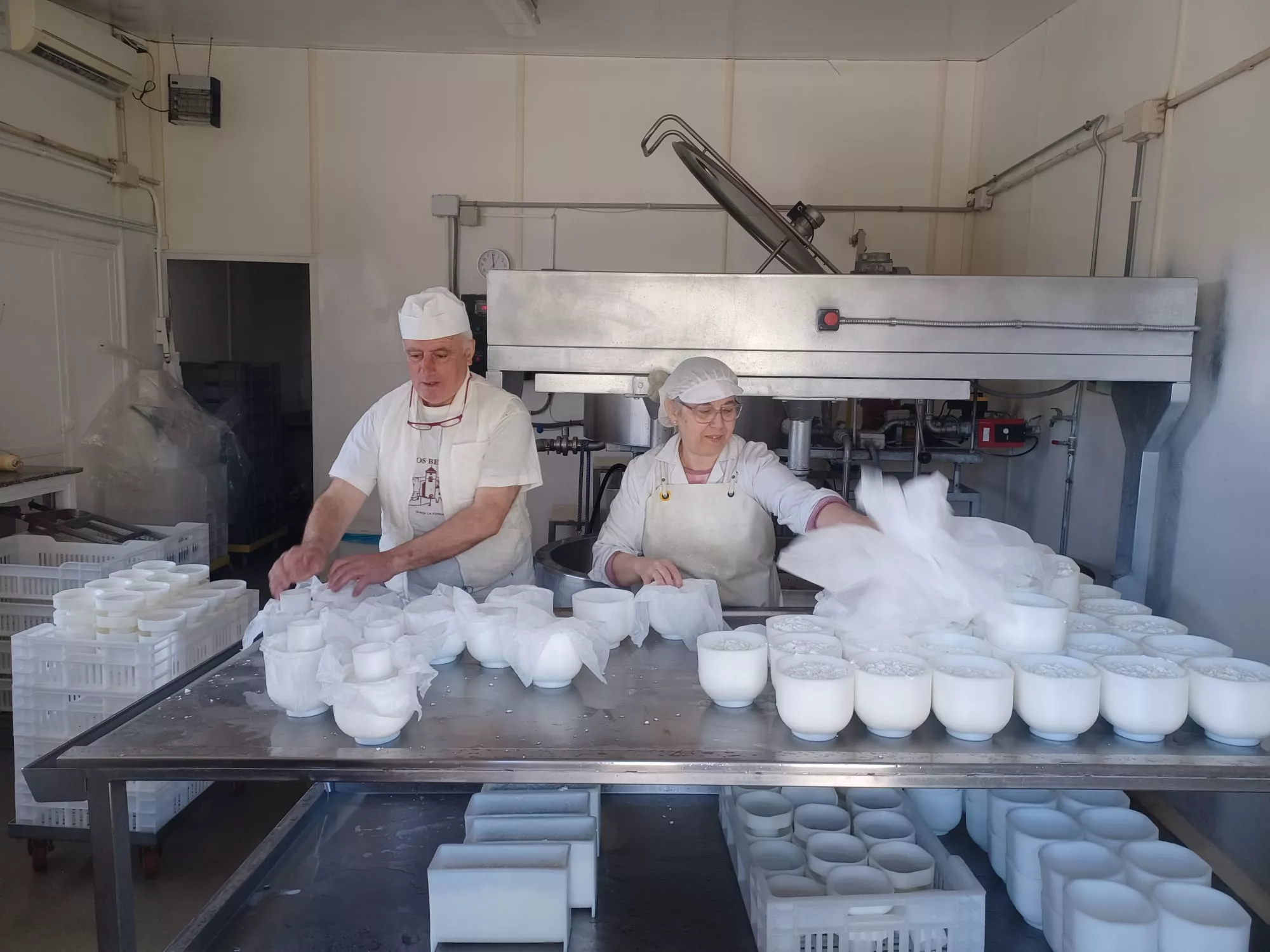 Juanjo y Pili con su última elaboración de Quesos Benabarre