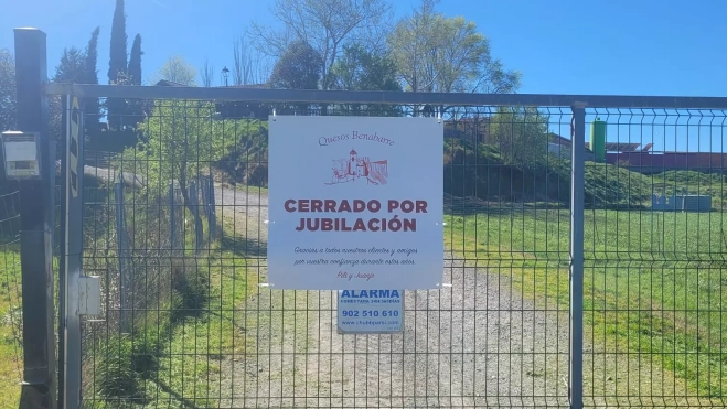 Cartel de cerrado por jubilación en la Granja Fontaña