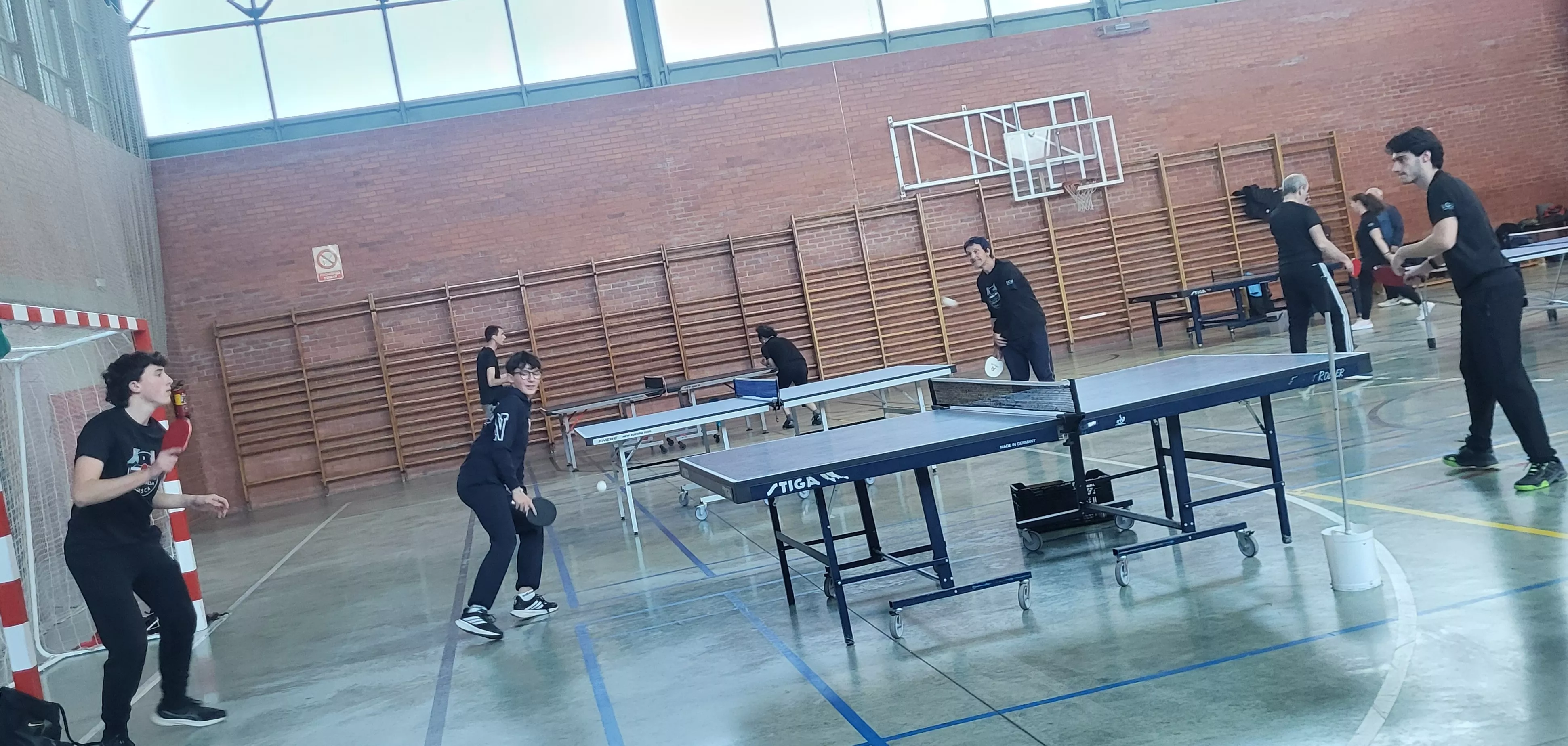 Actividad de la Asociación Tenis de Mesa Huesca en el pabellón del Pío XII. Foto Mercedes Manterola