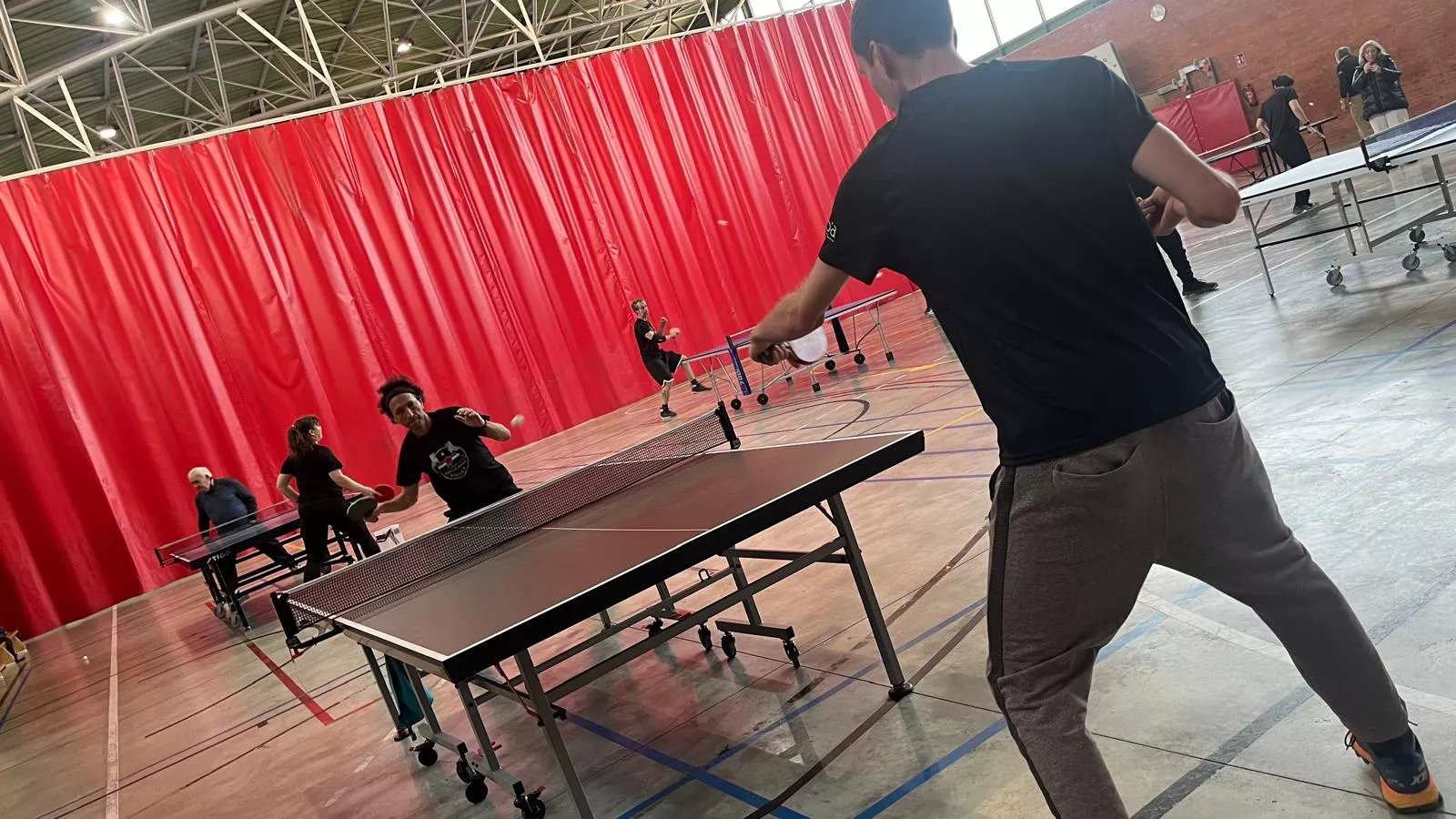 Actividad de la Asociación Tenis de Mesa Huesca en el pabellón del Pío XII. Foto Mercedes Manterola