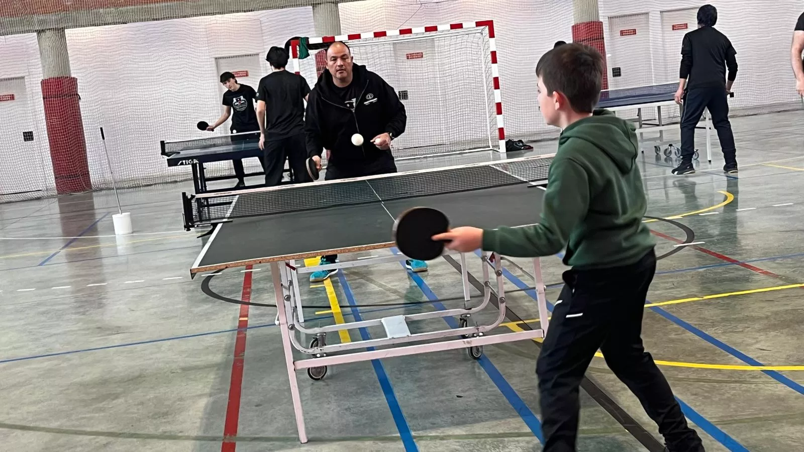 Actividad de la Asociación Tenis de Mesa Huesca en el pabellón del Pío XII. Foto Mercedes Manterola