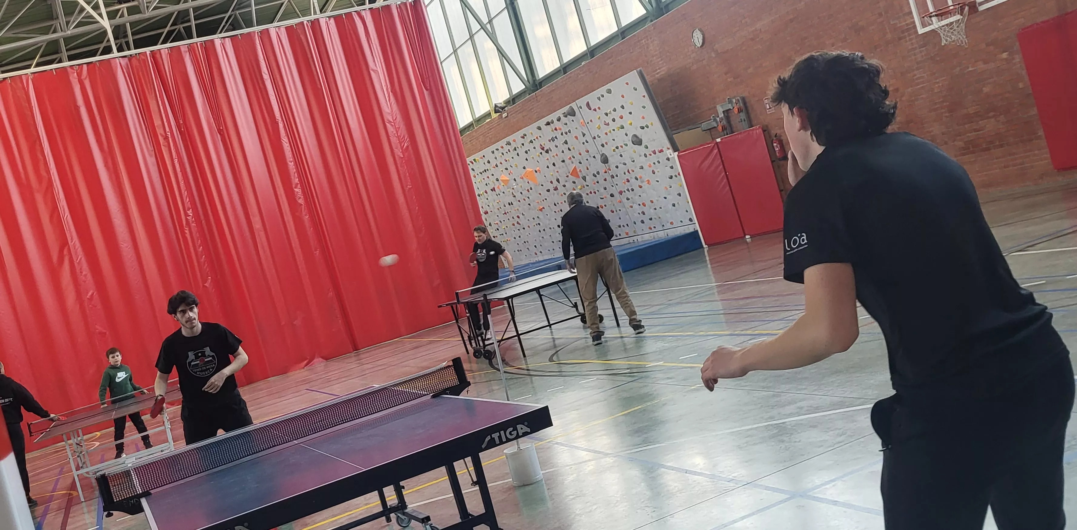 Actividad de la Asociación Tenis de Mesa Huesca en el pabellón del Pío XII. Foto Mercedes Manterola