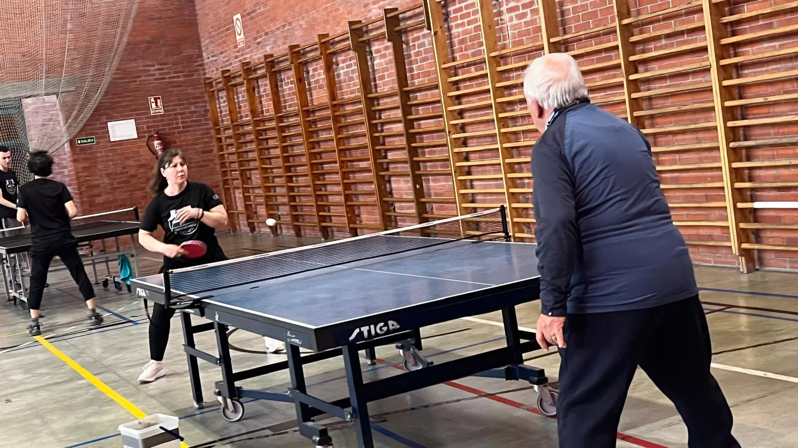 Actividad de la Asociación Tenis de Mesa Huesca en el pabellón del Pío XII. Foto Mercedes Manterola