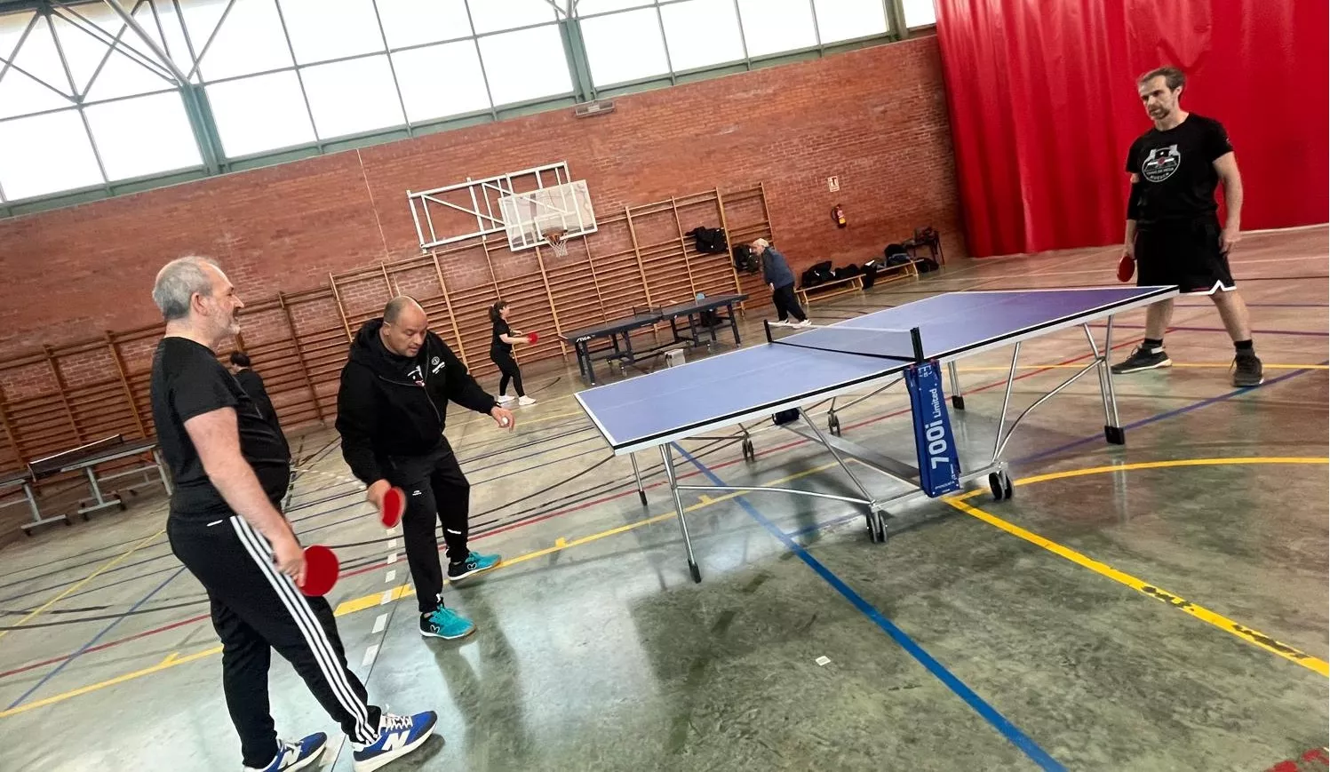 Actividad de la Asociación Tenis de Mesa Huesca en el pabellón del Pío XII. Foto Mercedes Manterola