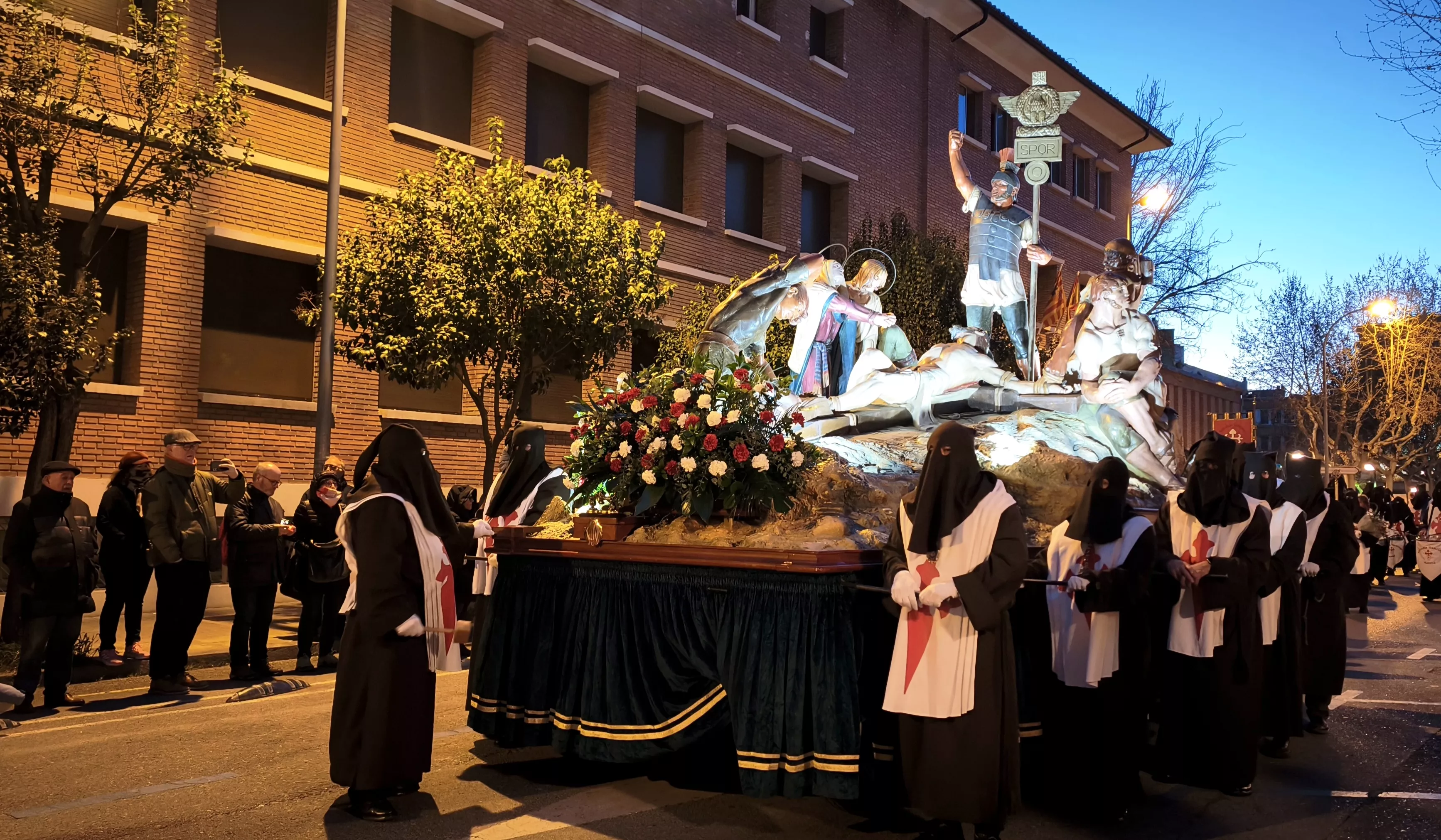 La Cofradía de Santiago con el paso de la Enclavación. Foto María José Sampietro