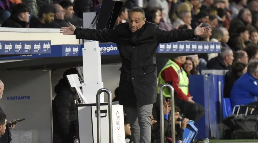 Oltra, con los brazos abiertos, muestra su enfado tras una acción del partido. Oltra: "Si no damos mucho más va a ser realmente complejo tener una mínima opción".  Foto: LaLiga
