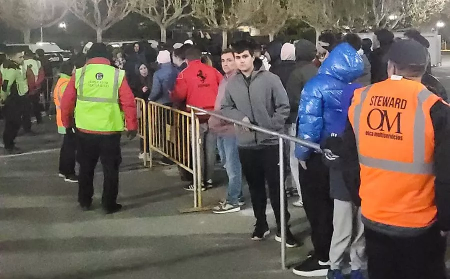 Aficionados enojados en el exterior de El Alcoraz