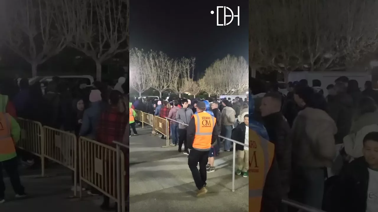 Aficionados increpan a los jugadores del Huesca al grito de "mercenarios"