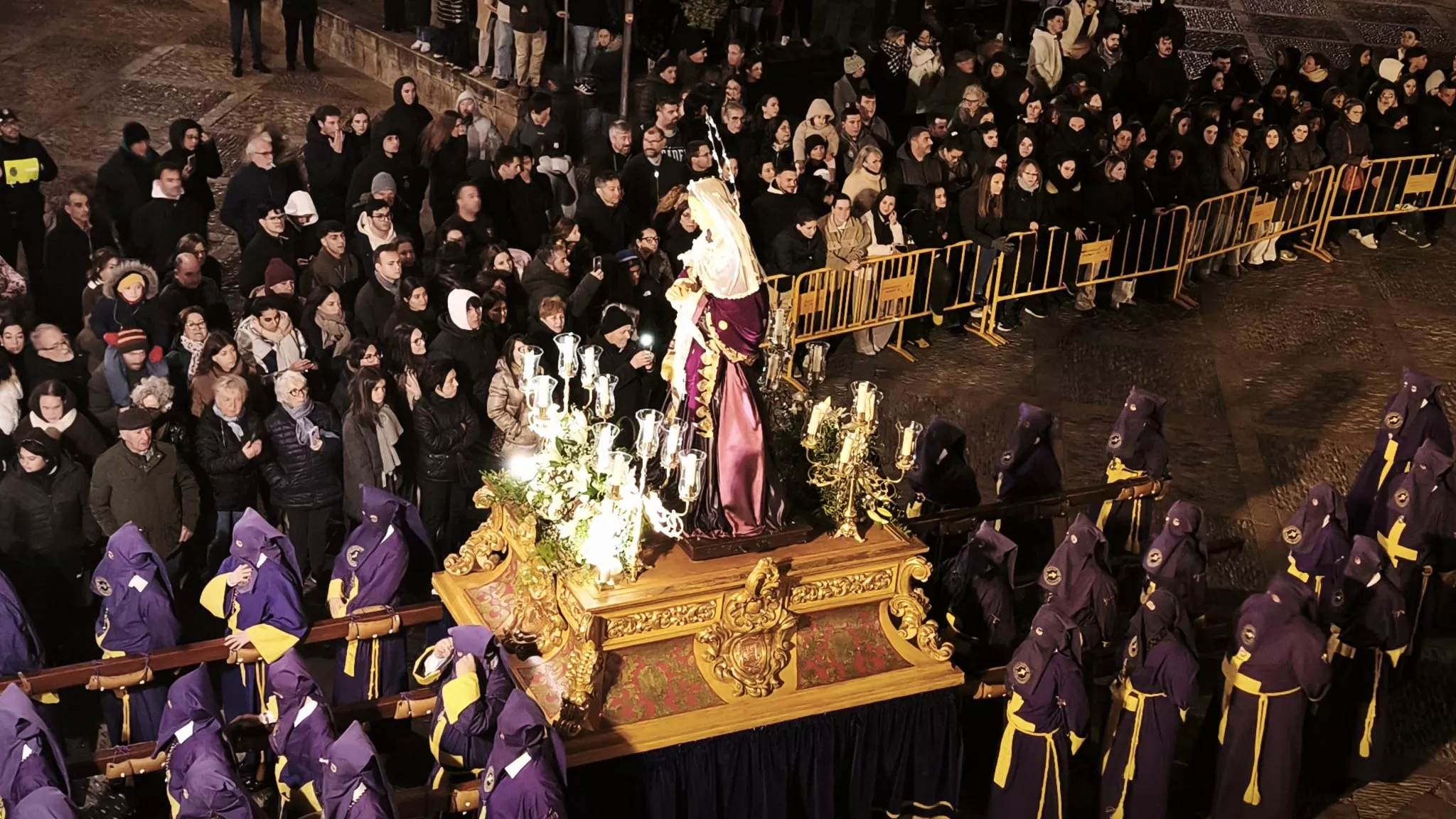 María Santísima de la Salud y de las Lágrimas irrumpe en una plaza de la Catedral abarrotada. Foto María José Sampietro